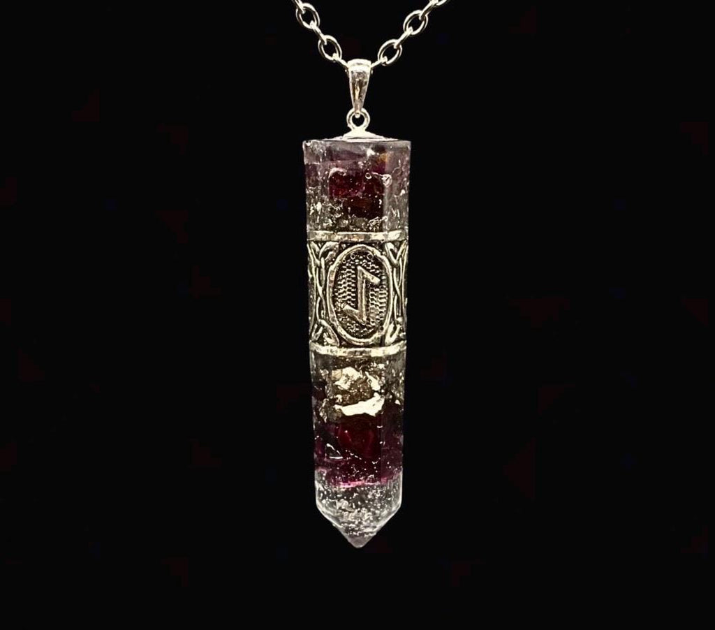 Runen Anhänger Schutzamulett | Nordisches Futhark Orgonit Amulett | Handgefertigter Mittelalter Schmuck mit Granat & Bergkristall