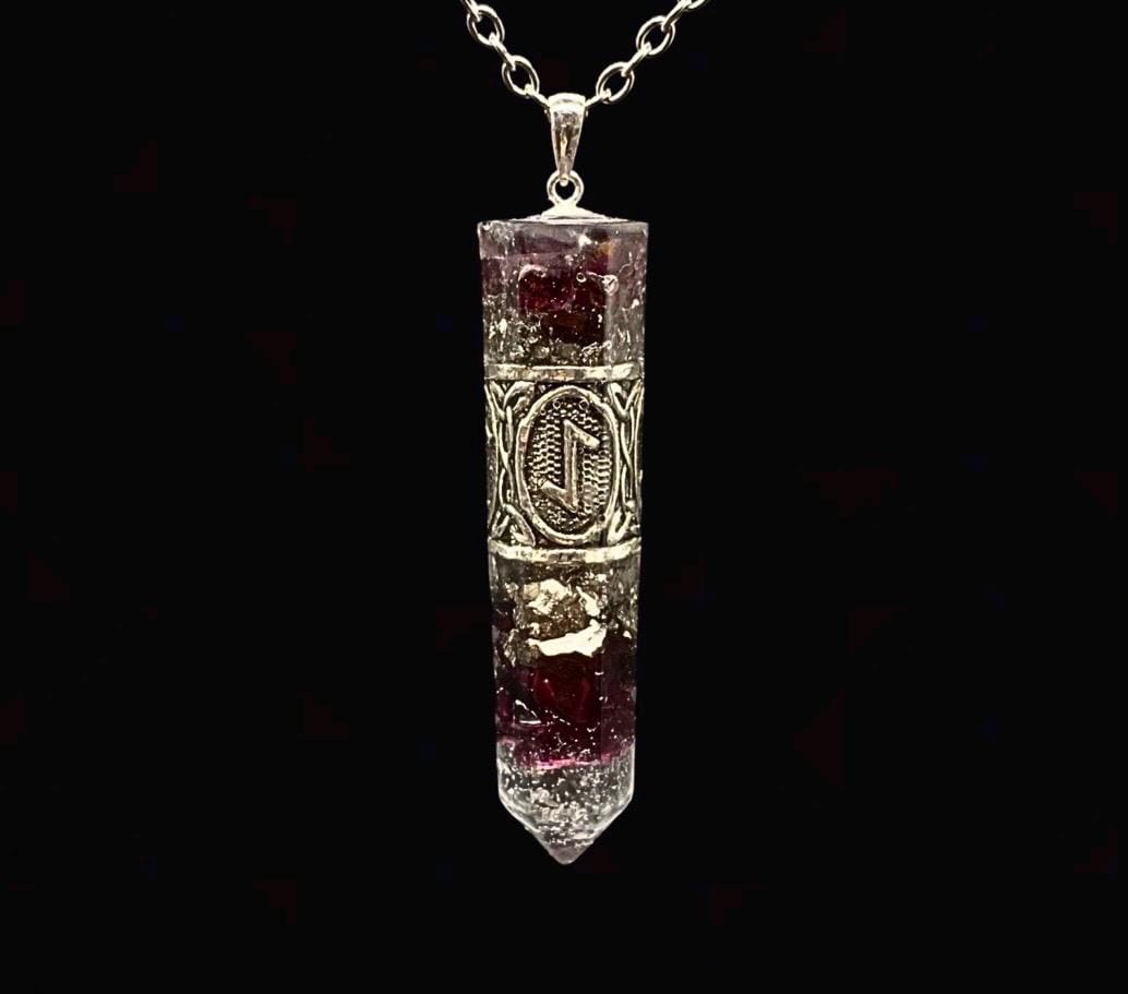 Runen Anhänger Schutzamulett | Nordisches Futhark Orgonit Amulett | Handgefertigter Mittelalter Schmuck mit Granat & Bergkristall