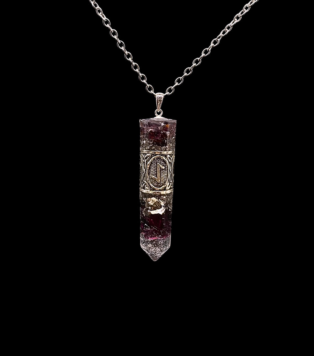 Runen Anhänger Schutzamulett | Nordisches Futhark Orgonit Amulett | Handgefertigter Mittelalter Schmuck mit Granat & Bergkristall