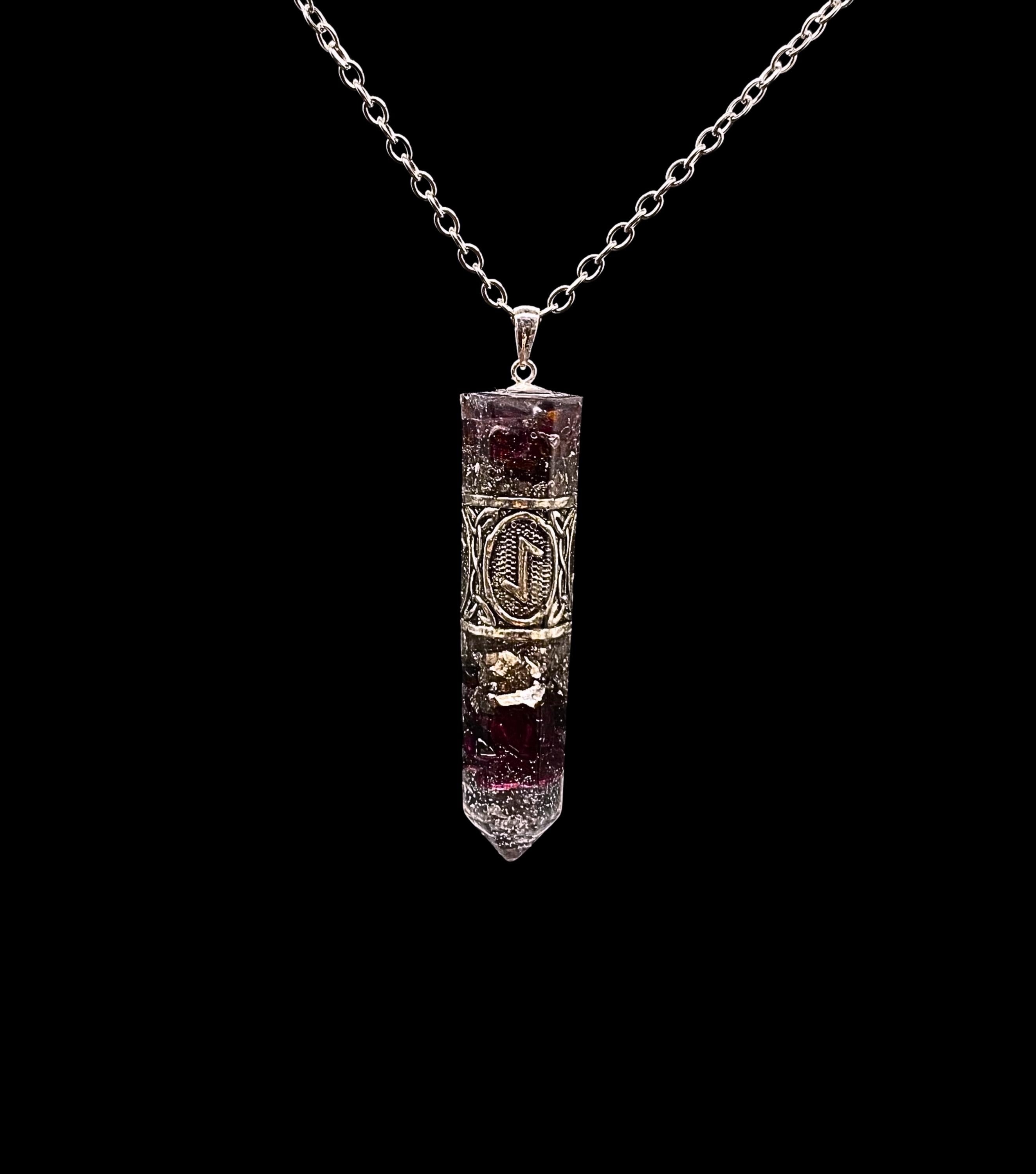 Runen Anhänger Schutzamulett | Nordisches Futhark Orgonit Amulett | Handgefertigter Mittelalter Schmuck mit Granat & Bergkristall