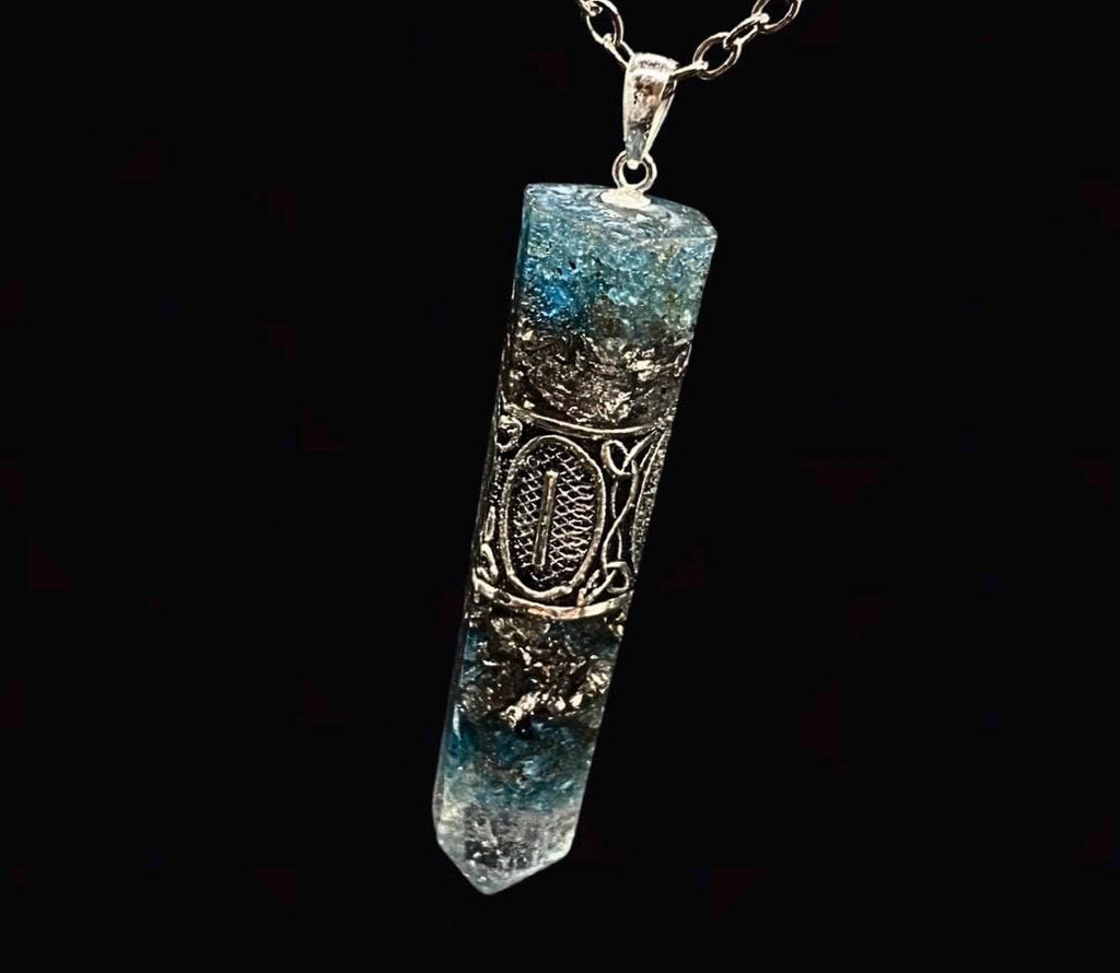 Wikinger Runen Amulett Orgonit Anhänger Mittelalter Schmuck mit blauem Apatit für Selbstausdruck und Klarheit