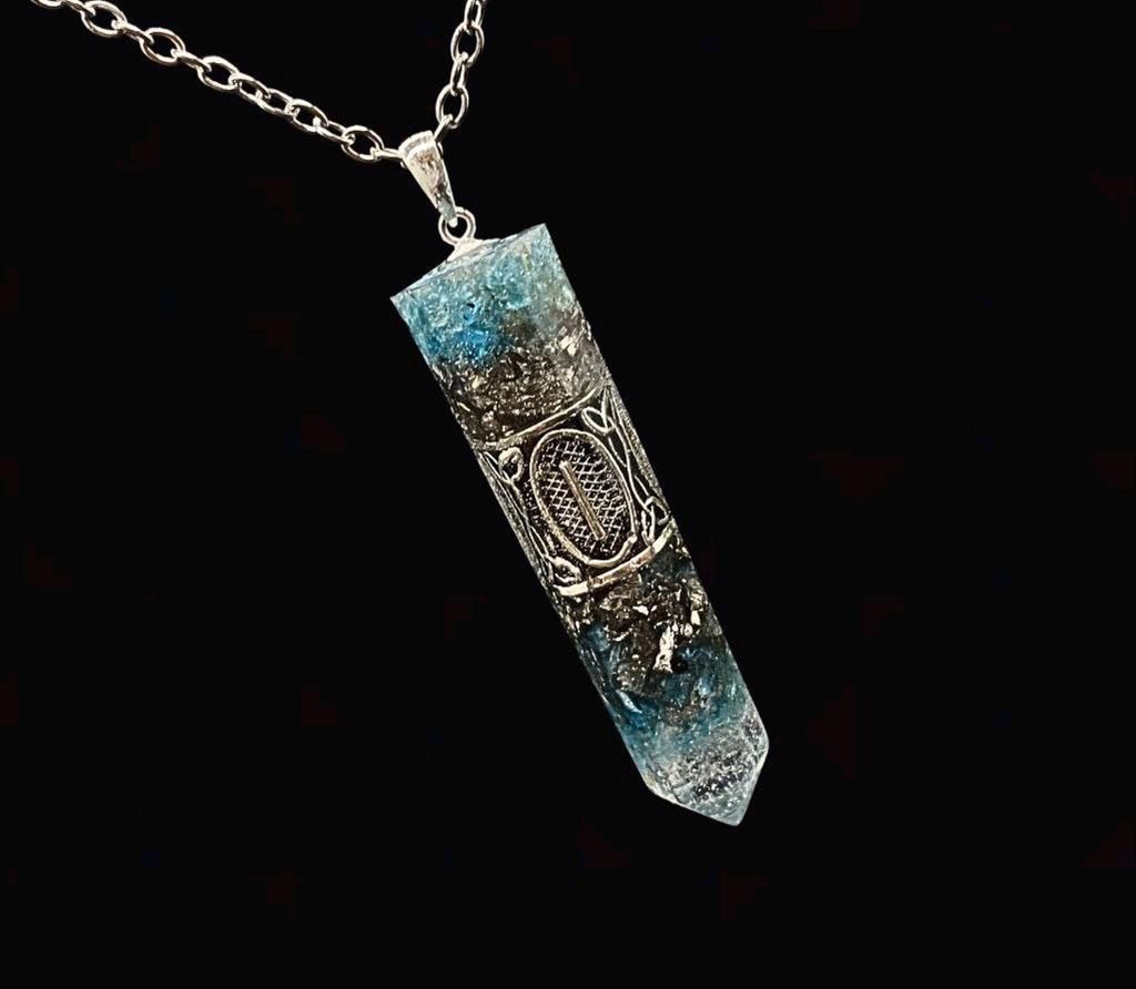 Wikinger Runen Amulett Orgonit Anhänger Mittelalter Schmuck mit blauem Apatit für Selbstausdruck und Klarheit
