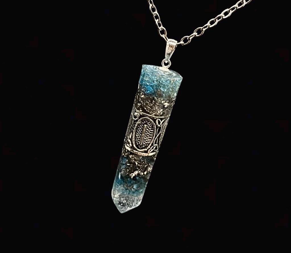 Wikinger Runen Amulett Orgonit Anhänger Mittelalter Schmuck mit blauem Apatit für Selbstausdruck und Klarheit