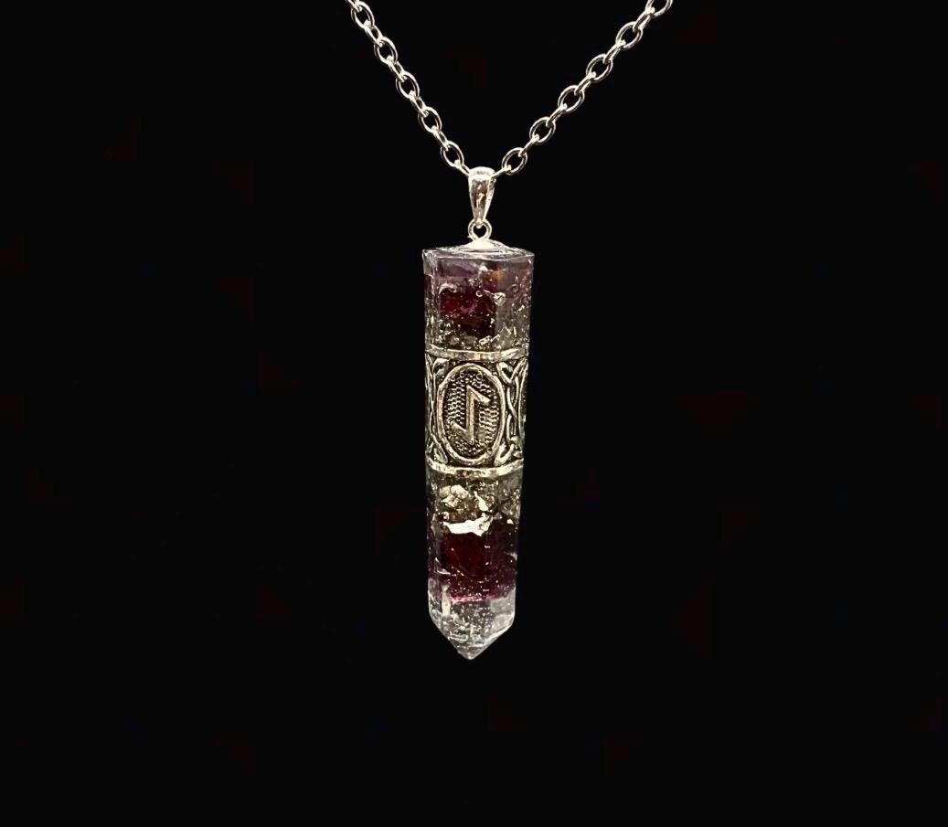 Runen Anhänger Schutzamulett | Nordisches Futhark Orgonit Amulett | Handgefertigter Mittelalter Schmuck mit Granat & Bergkristall