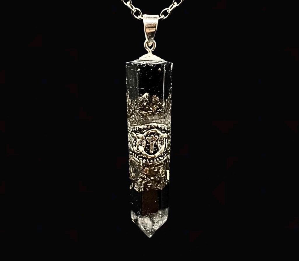 5G Strahlenschutz Runen Anhänger  | Nordisches Futhark Orgonit Amulett | Handgefertigter Mittelalter Schmuck mit Schungit & Bergkristall