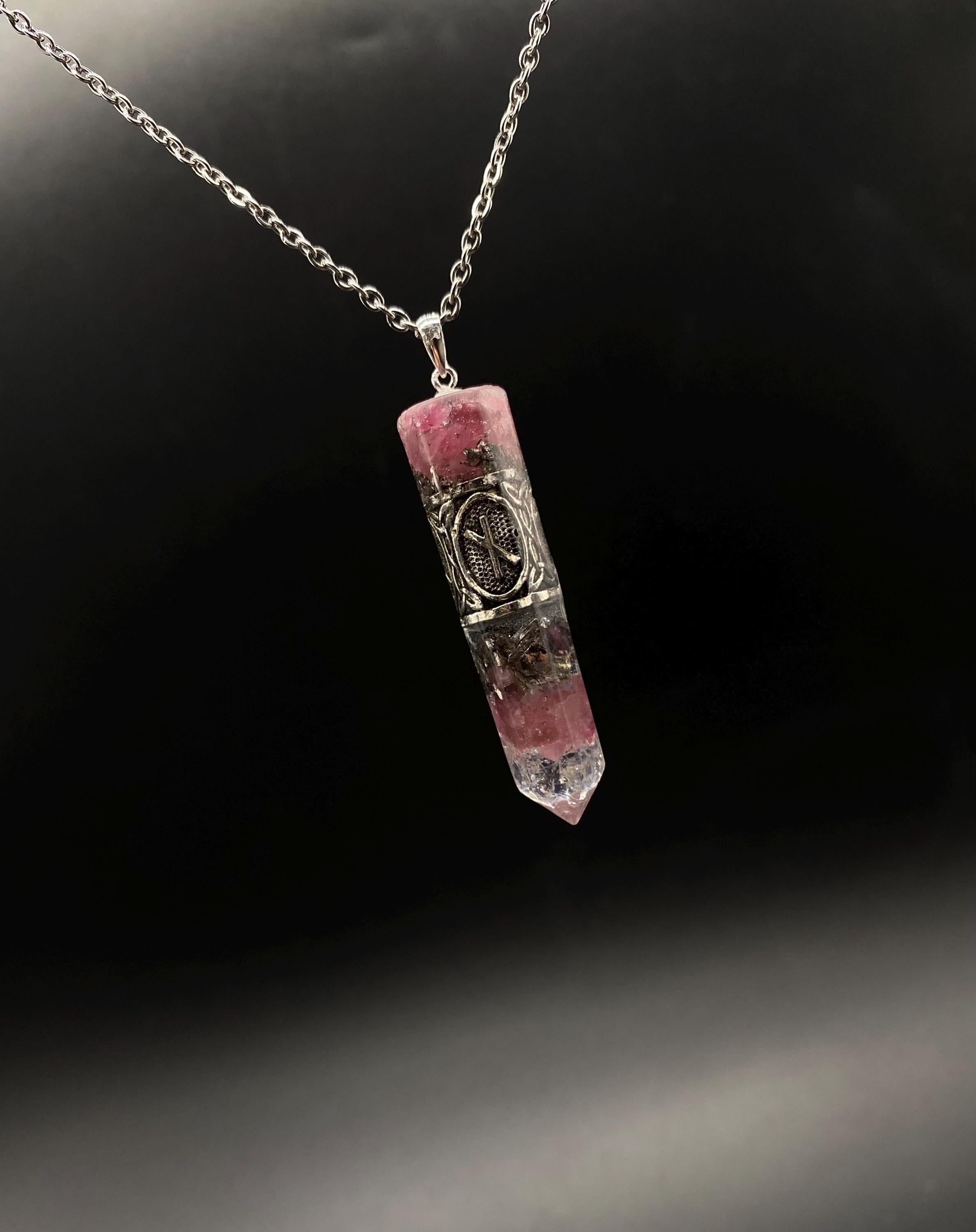 Rubbelit Runen Amulett Orgonit Anhänger Mittelalter Schmuck aus rotem Turmalin für emotionale Heilung | Energiebooster Kristall