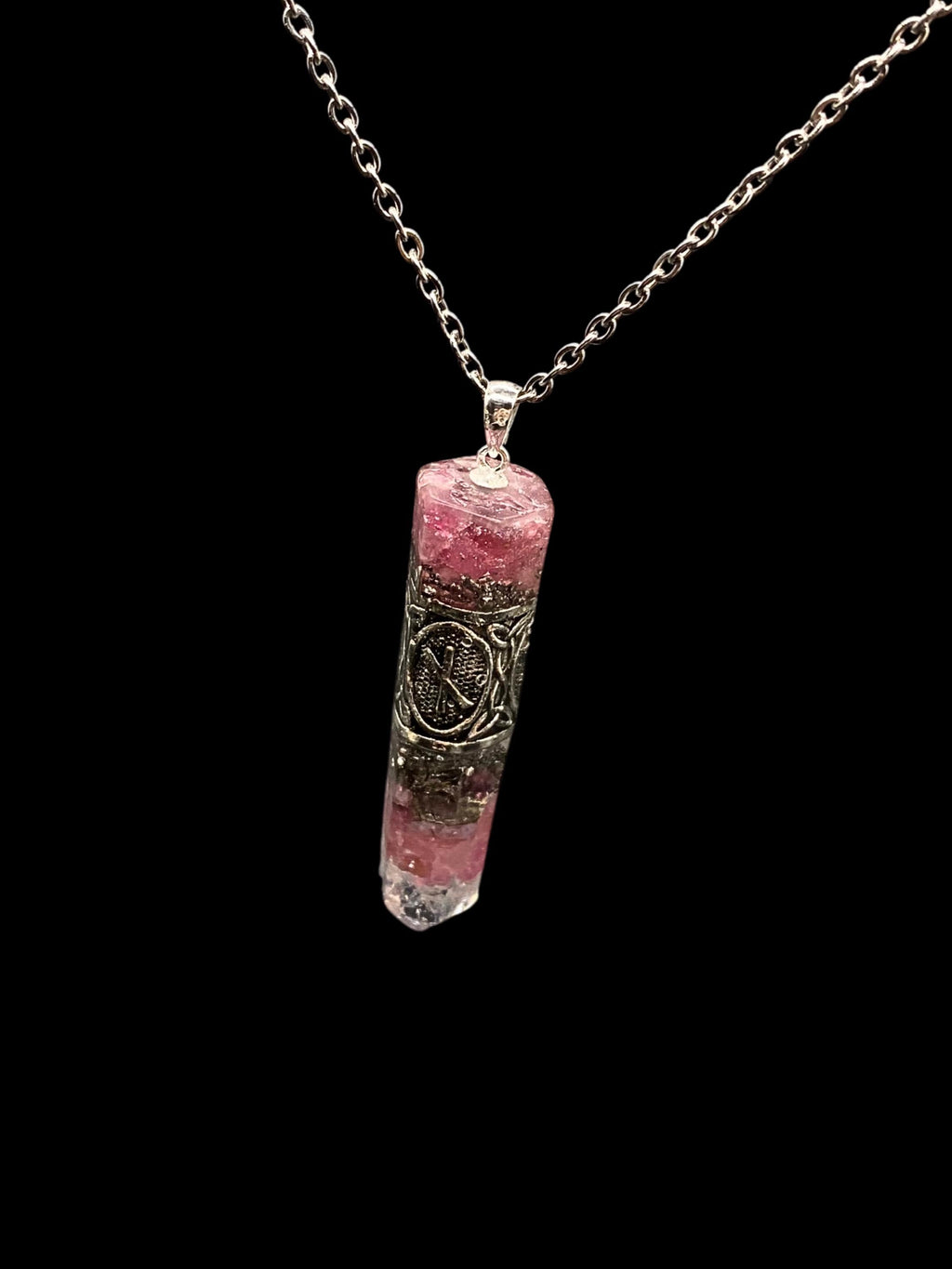 Rubbelit Runen Amulett Orgonit Anhänger Mittelalter Schmuck aus rotem Turmalin für emotionale Heilung | Energiebooster Kristall