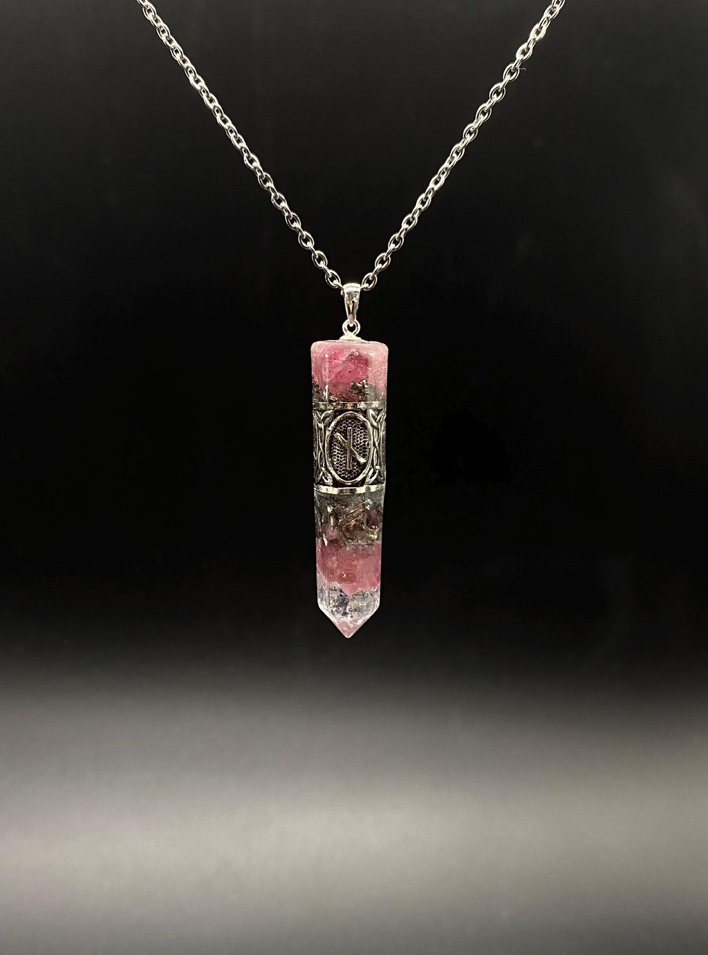 Rubbelit Runen Amulett Orgonit Anhänger Mittelalter Schmuck aus rotem Turmalin für emotionale Heilung | Energiebooster Kristall
