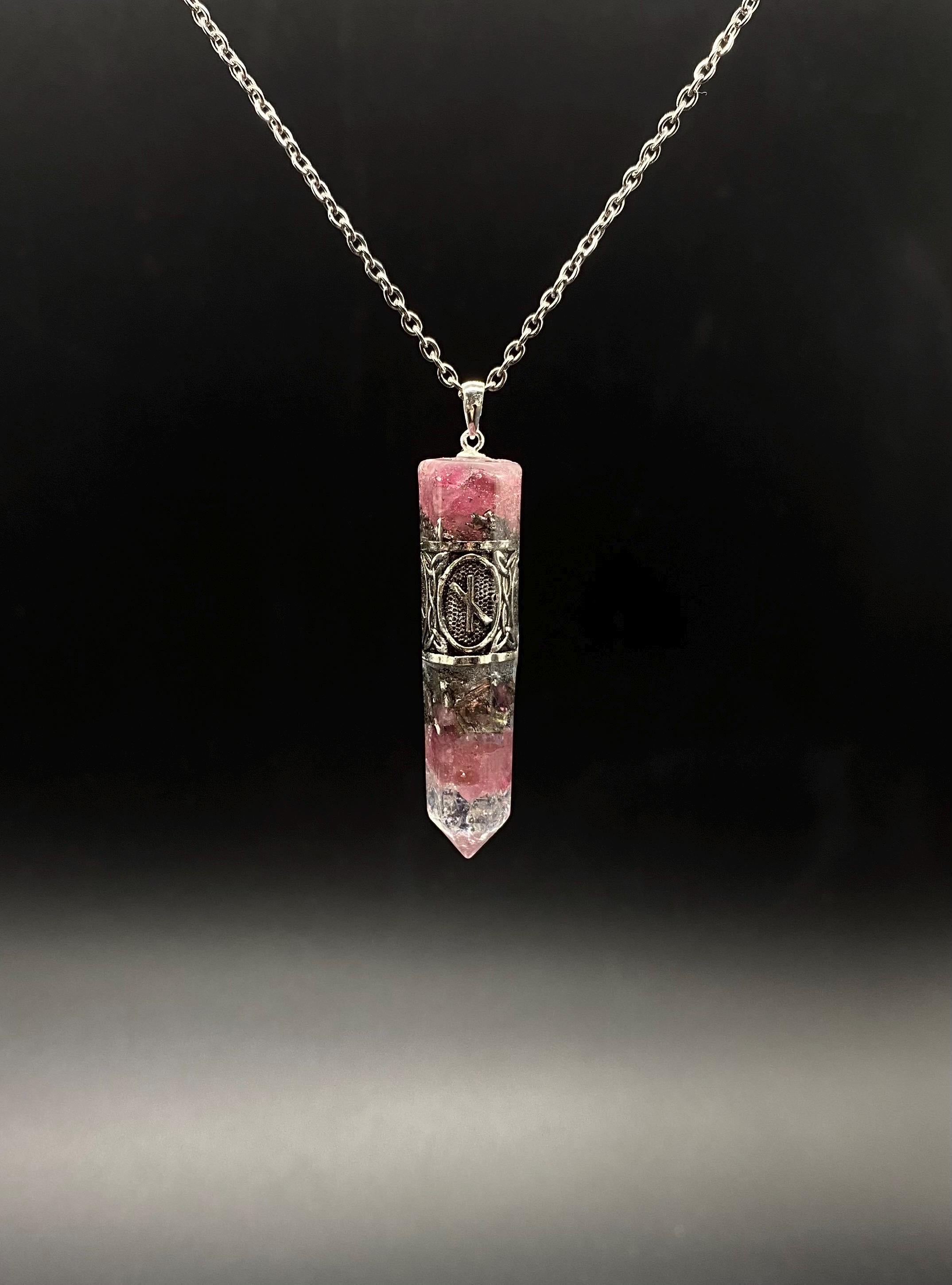 Rubbelit Runen Amulett Orgonit Anhänger Mittelalter Schmuck aus rotem Turmalin für emotionale Heilung | Energiebooster Kristall