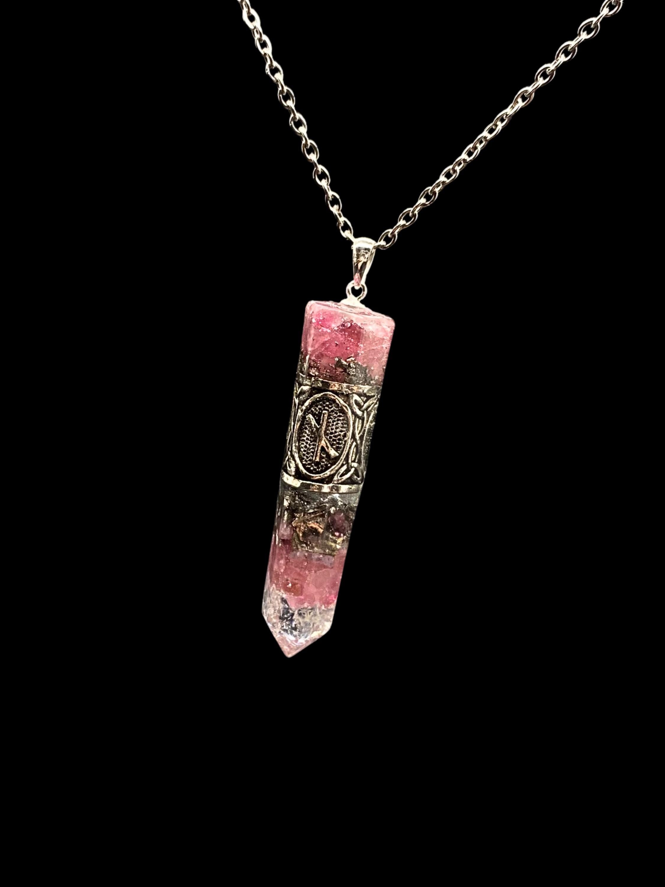 Rubbelit Runen Amulett Orgonit Anhänger Mittelalter Schmuck aus rotem Turmalin für emotionale Heilung | Energiebooster Kristall