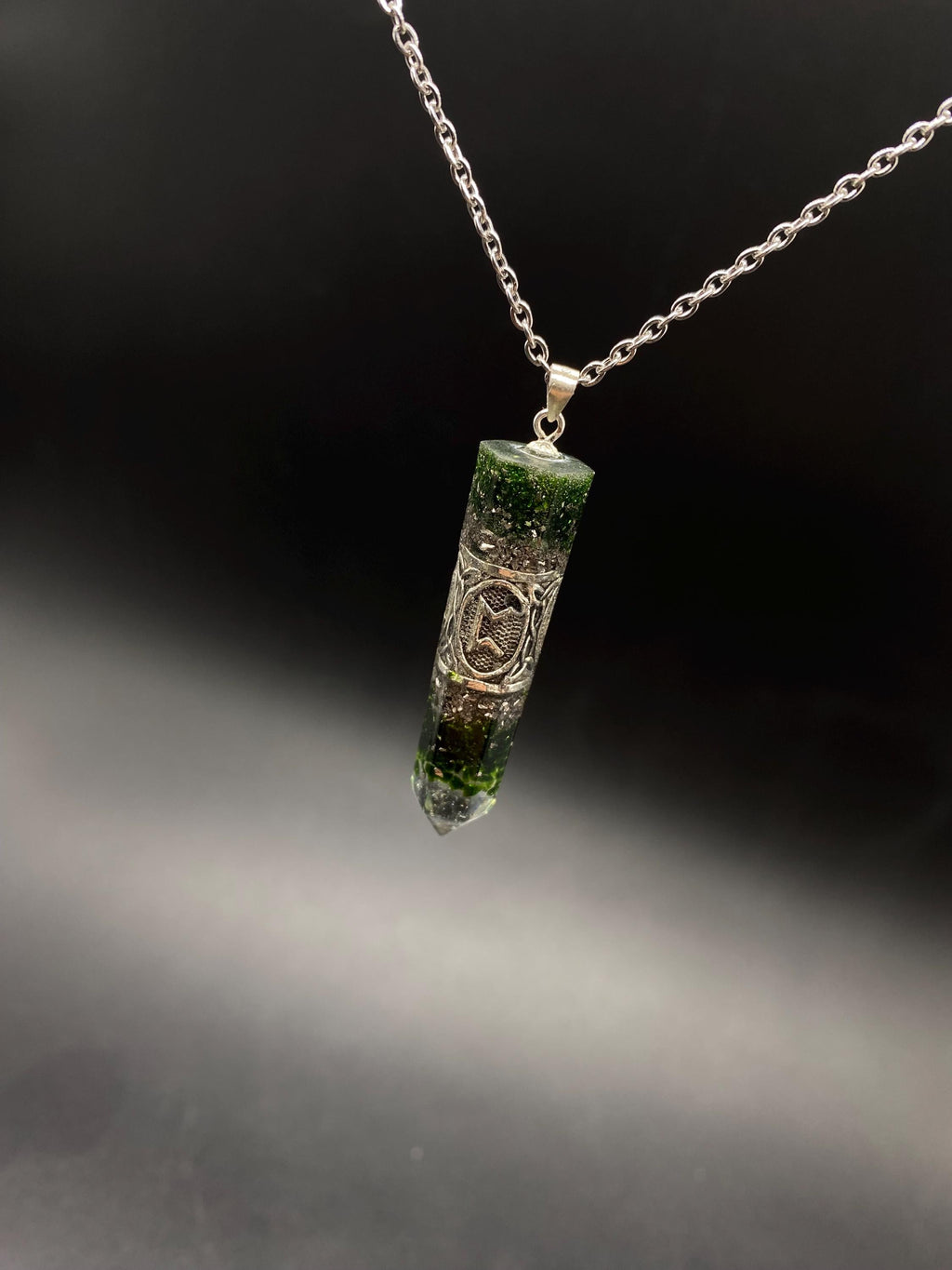 Grüner Sonnenstein Runen Anhänger Schutzamulett | Nordisches Futhark Orgonit Amulett | Handgefertigter Mittelalter Schmuck