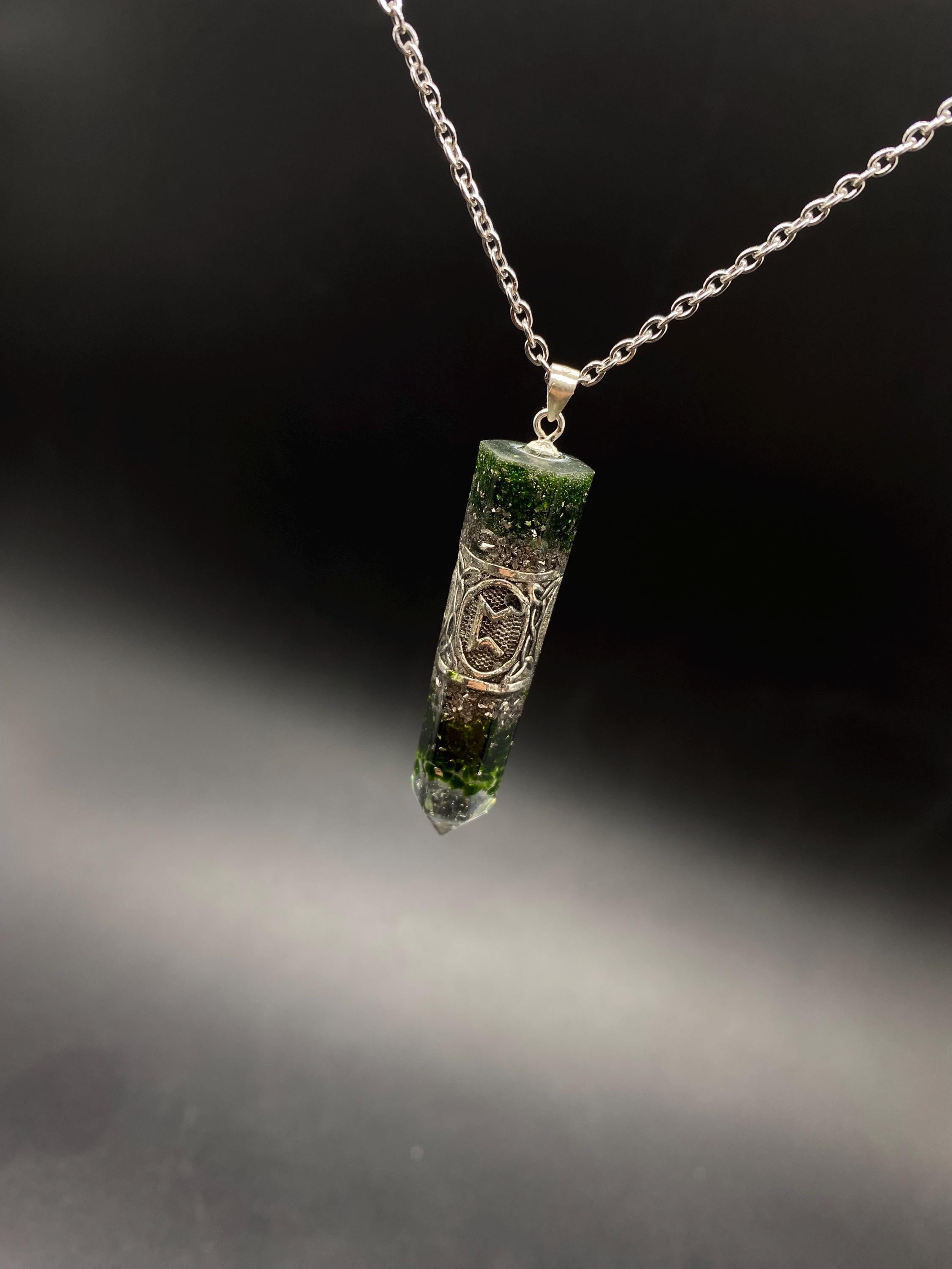 Grüner Sonnenstein Runen Anhänger Schutzamulett | Nordisches Futhark Orgonit Amulett | Handgefertigter Mittelalter Schmuck