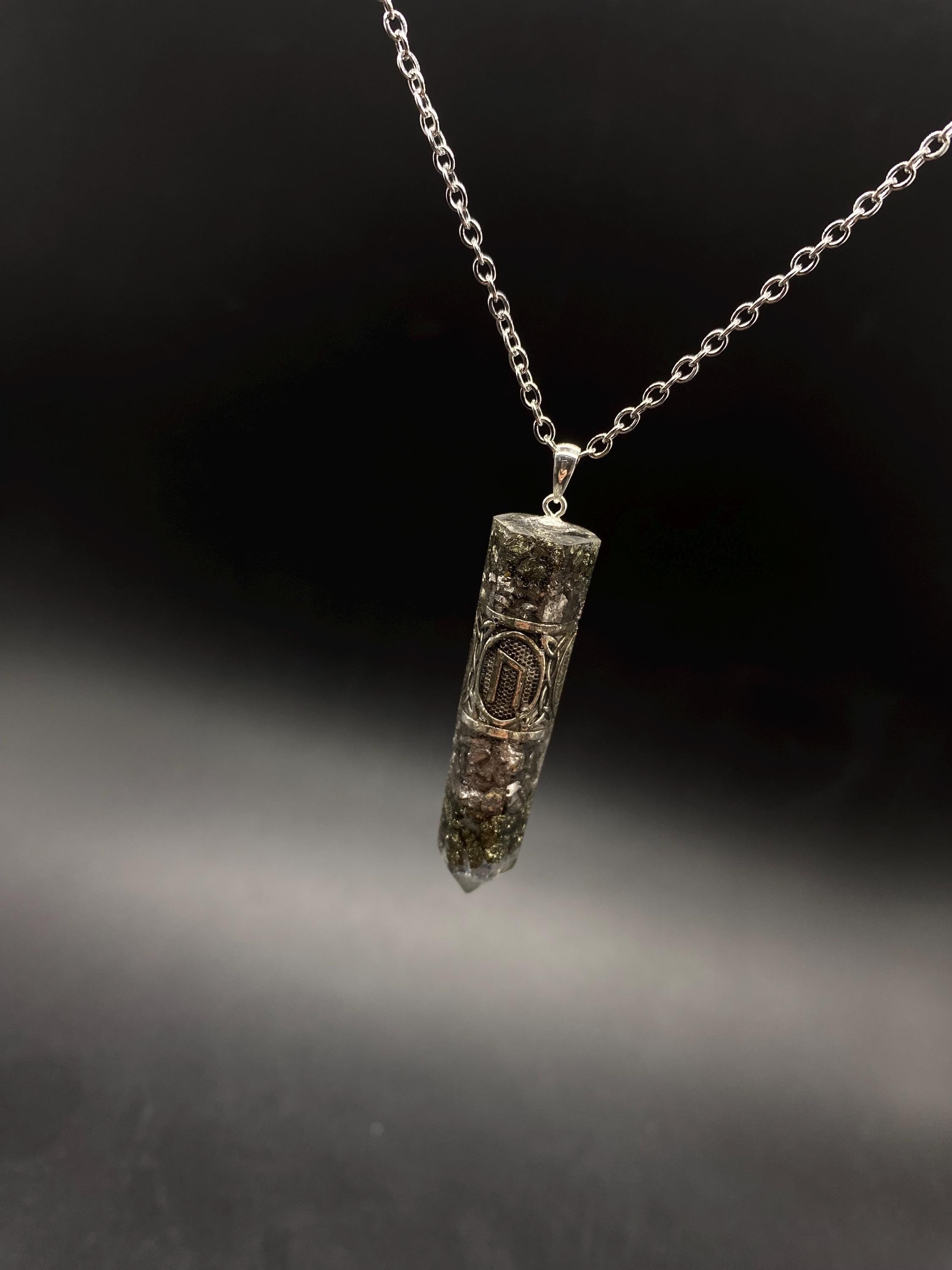 Pyrit Runen Anhänger Schutzamulett | Nordisches Futhark Orgonit Amulett | Handgefertigter Mittelalter Schmuck mit Pyrit & Bergkristall