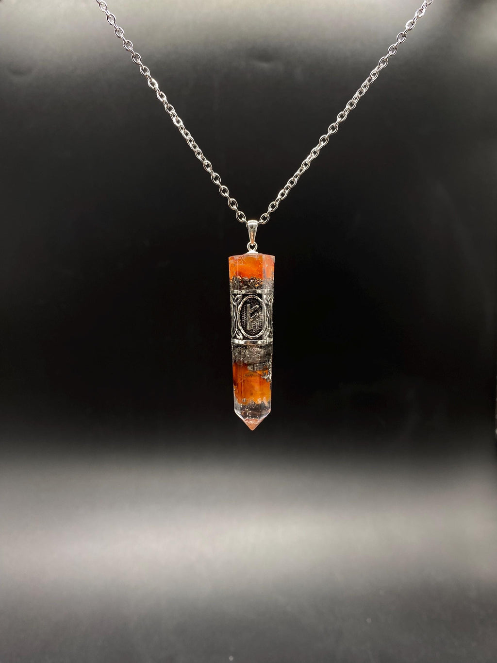 Karneol Runen Anhänger Schutzamulett | Nordisches Futhark Orgonit Amulett | Handgefertigter Mittelalter Schmuck mit Karneol & Bergkristall