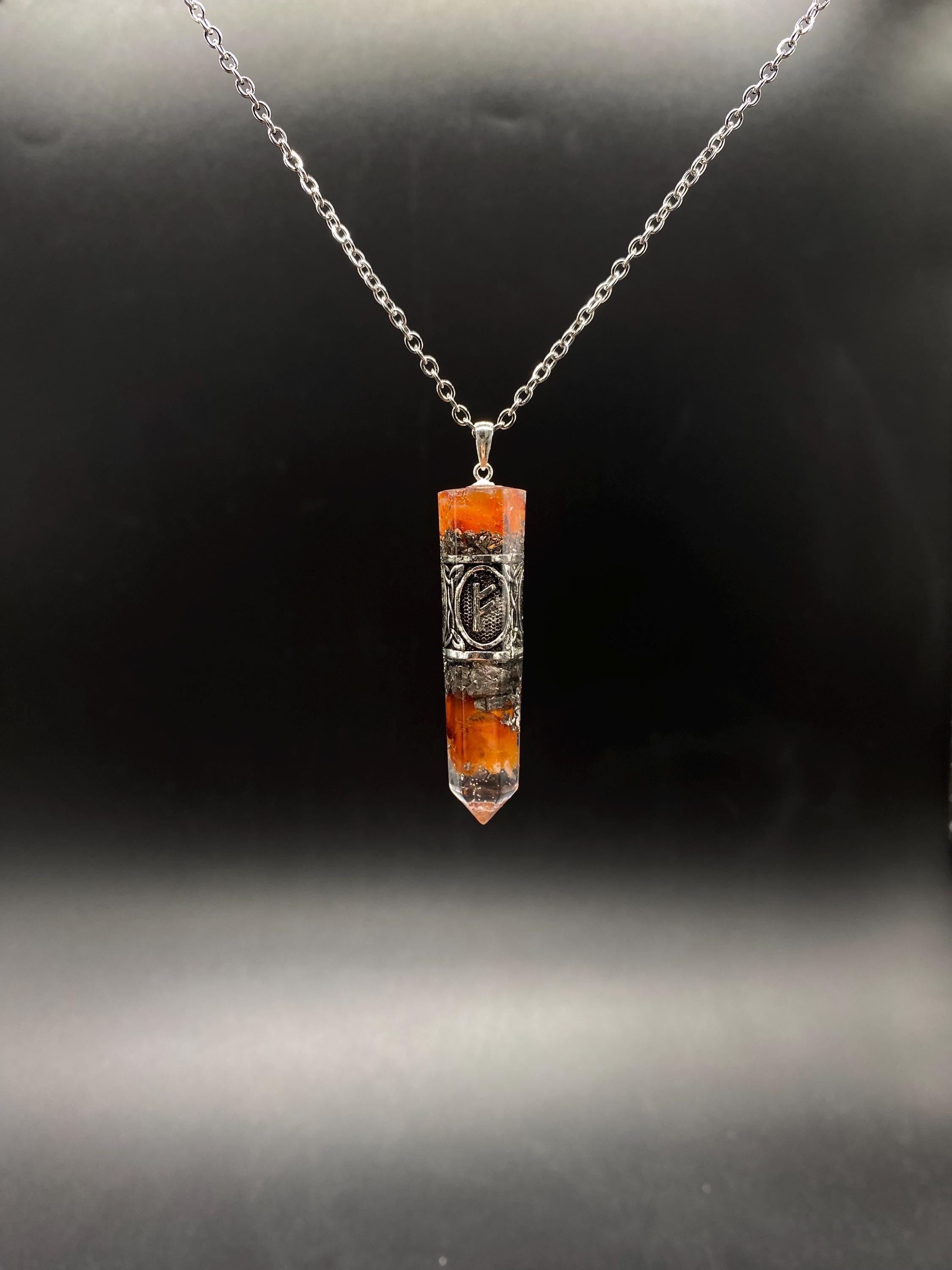 Karneol Runen Anhänger Schutzamulett | Nordisches Futhark Orgonit Amulett | Handgefertigter Mittelalter Schmuck mit Karneol & Bergkristall