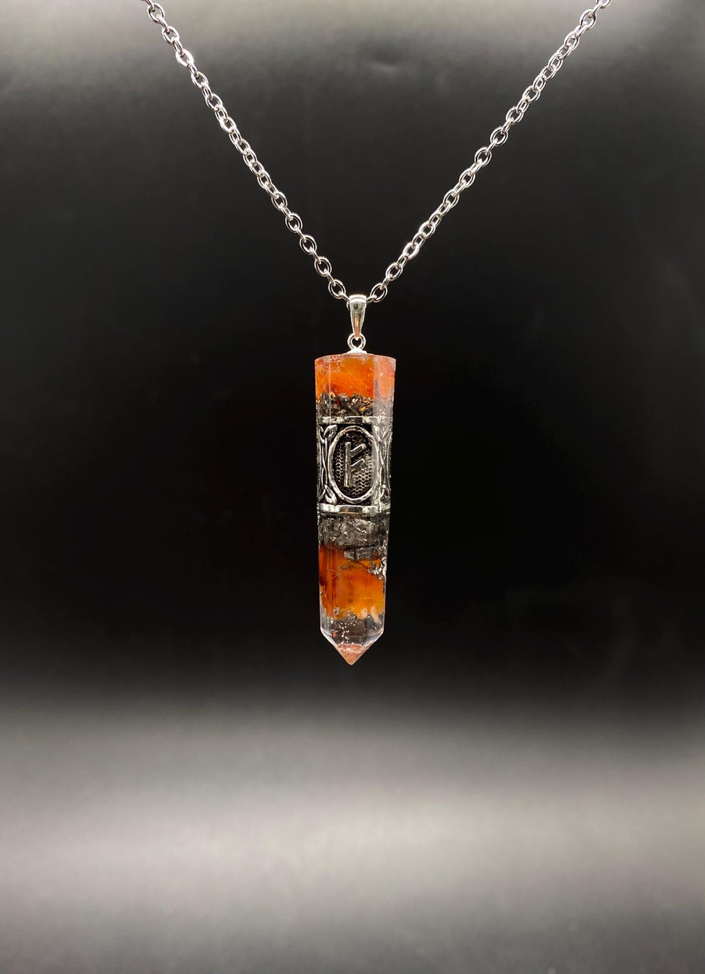 Karneol Runen Anhänger Schutzamulett | Nordisches Futhark Orgonit Amulett | Handgefertigter Mittelalter Schmuck mit Karneol & Bergkristall