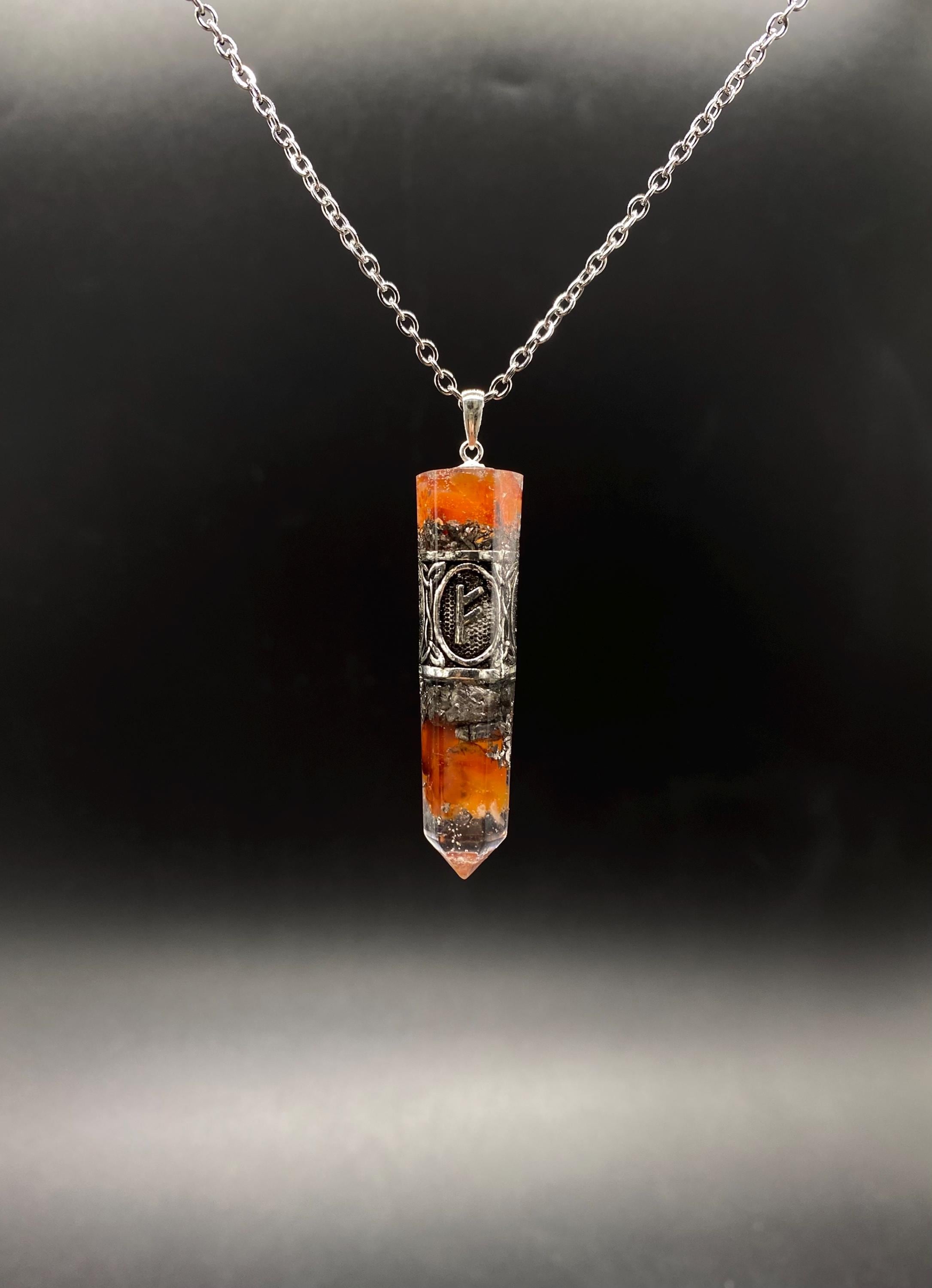Karneol Runen Anhänger Schutzamulett | Nordisches Futhark Orgonit Amulett | Handgefertigter Mittelalter Schmuck mit Karneol & Bergkristall