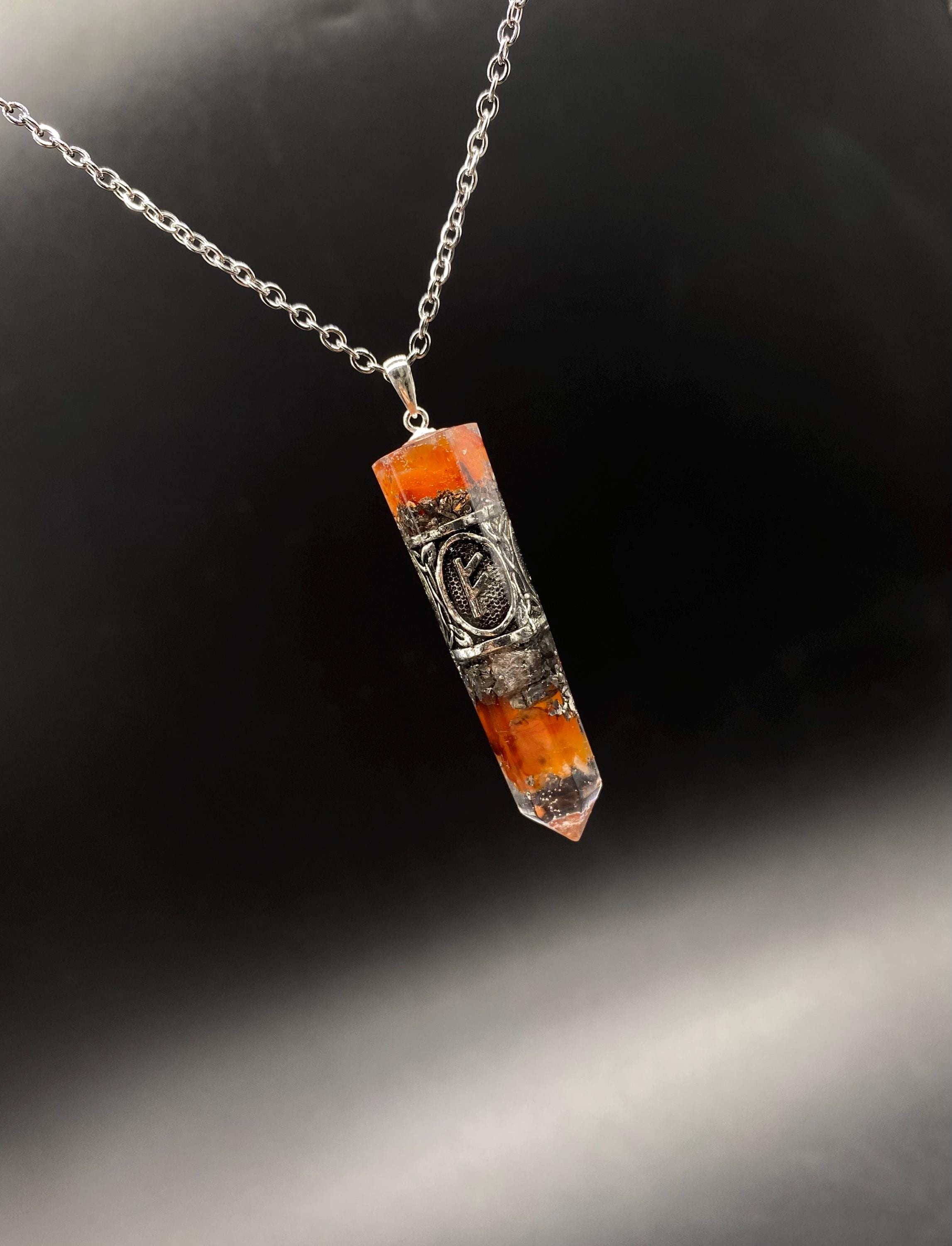 Karneol Runen Anhänger Schutzamulett | Nordisches Futhark Orgonit Amulett | Handgefertigter Mittelalter Schmuck mit Karneol & Bergkristall