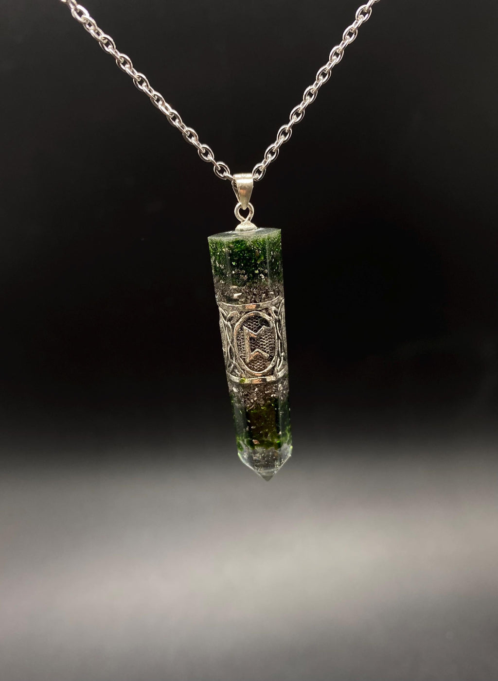 Grüner Sonnenstein Runen Anhänger Schutzamulett | Nordisches Futhark Orgonit Amulett | Handgefertigter Mittelalter Schmuck