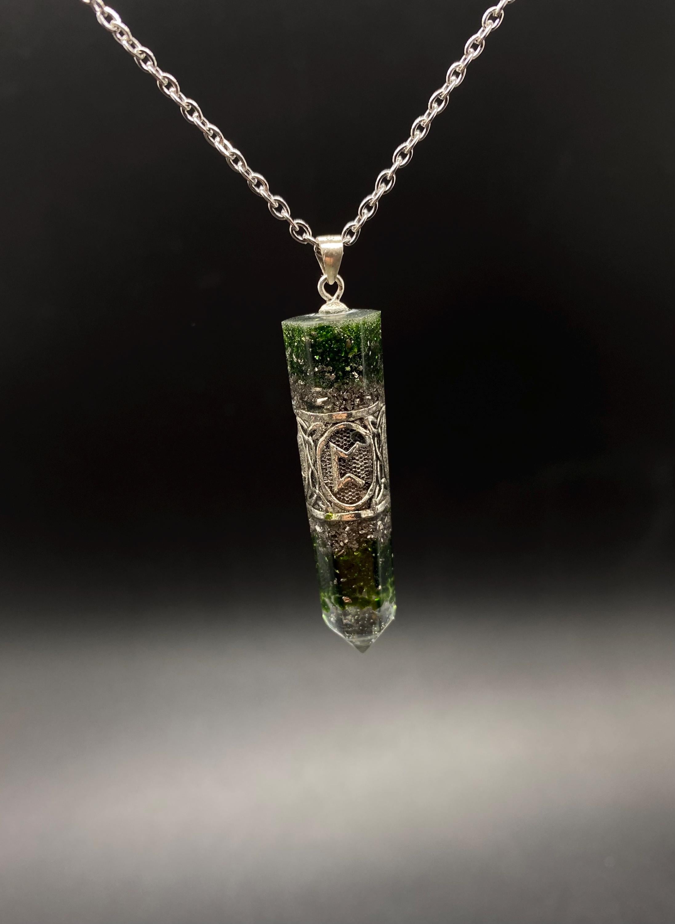 Grüner Sonnenstein Runen Anhänger Schutzamulett | Nordisches Futhark Orgonit Amulett | Handgefertigter Mittelalter Schmuck