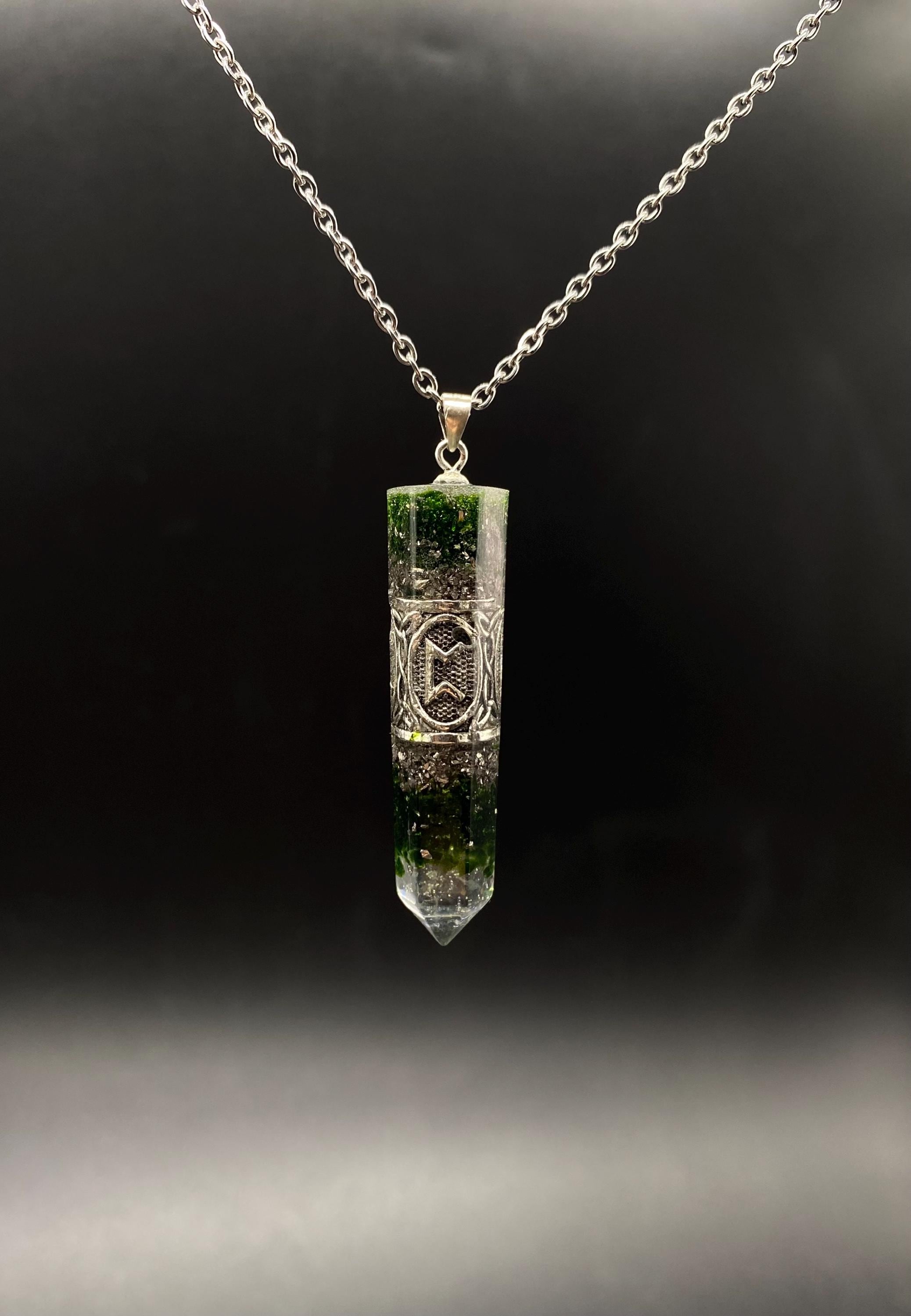 Grüner Sonnenstein Runen Anhänger Schutzamulett | Nordisches Futhark Orgonit Amulett | Handgefertigter Mittelalter Schmuck