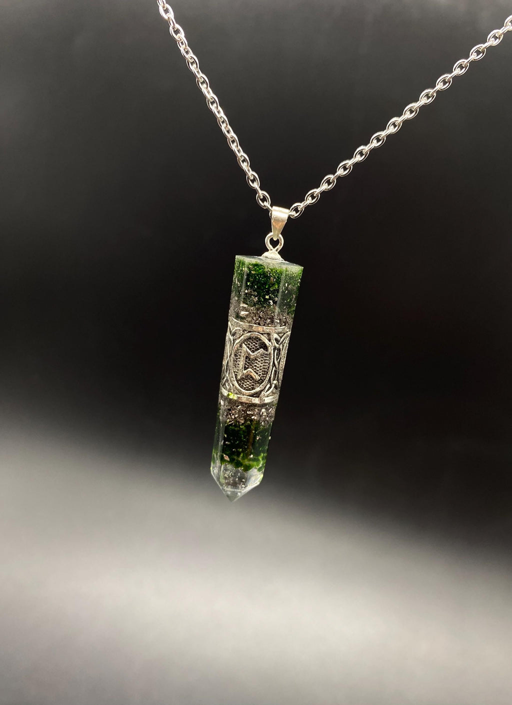Grüner Sonnenstein Runen Anhänger Schutzamulett | Nordisches Futhark Orgonit Amulett | Handgefertigter Mittelalter Schmuck