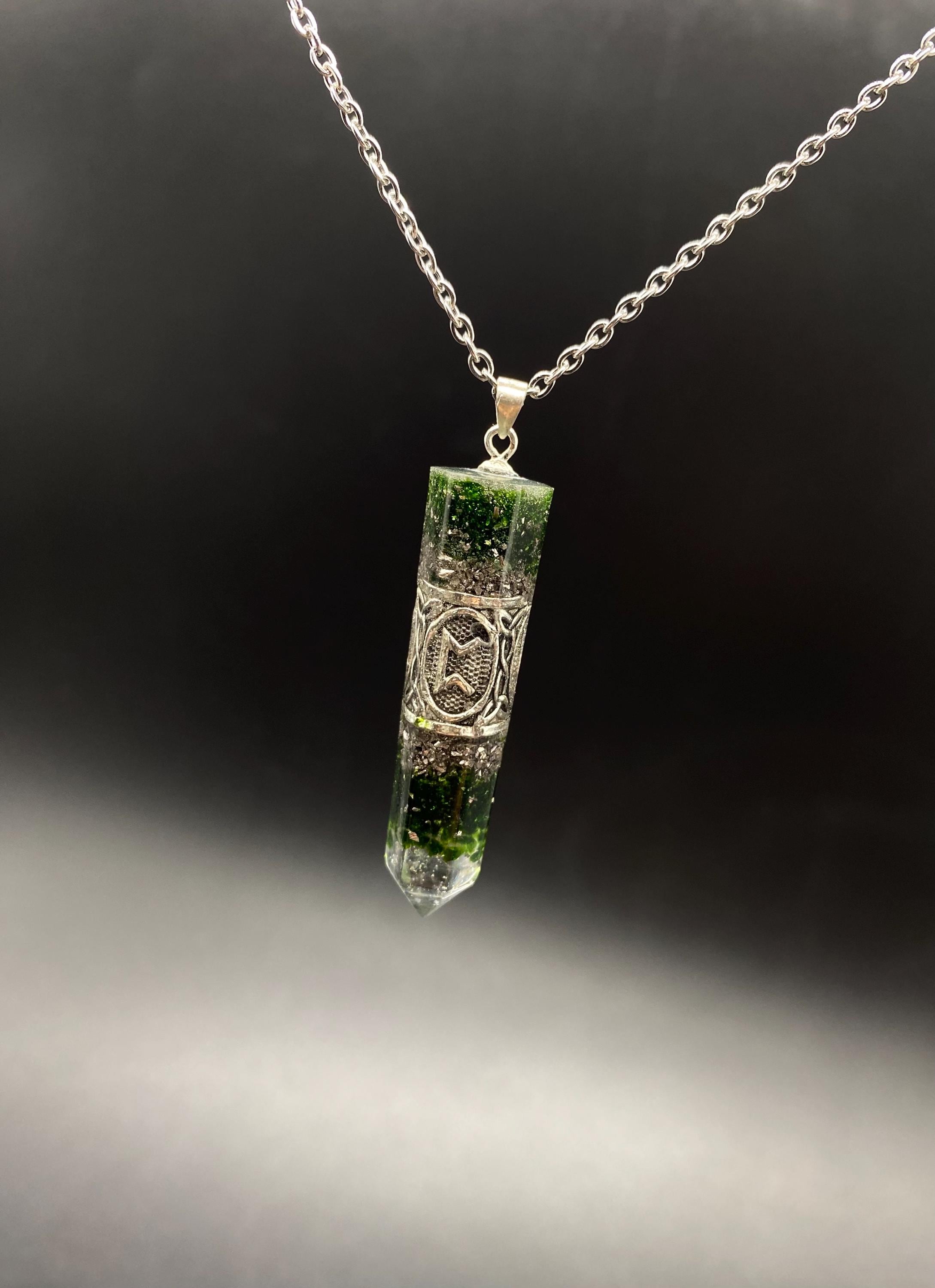 Grüner Sonnenstein Runen Anhänger Schutzamulett | Nordisches Futhark Orgonit Amulett | Handgefertigter Mittelalter Schmuck