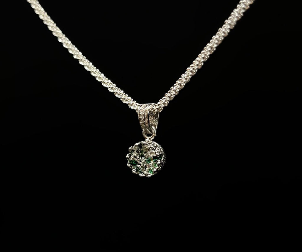 Königlicher Kronenanhänger mit Smaragd Brillianten und Diamanten in Epoxidharz – edel, einzigartig & handgefertigt (8 mm)