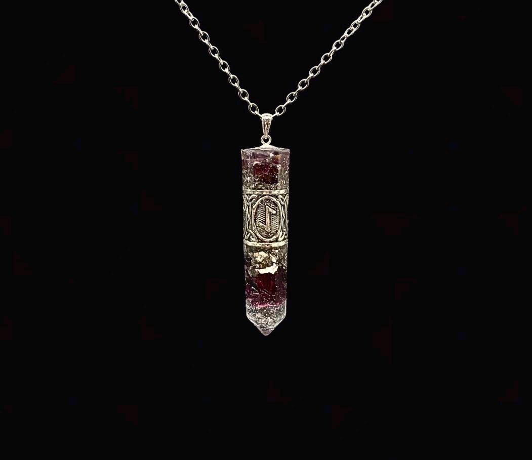 Runen Anhänger Schutzamulett | Nordisches Futhark Orgonit Amulett | Handgefertigter Mittelalter Schmuck mit Granat & Bergkristall