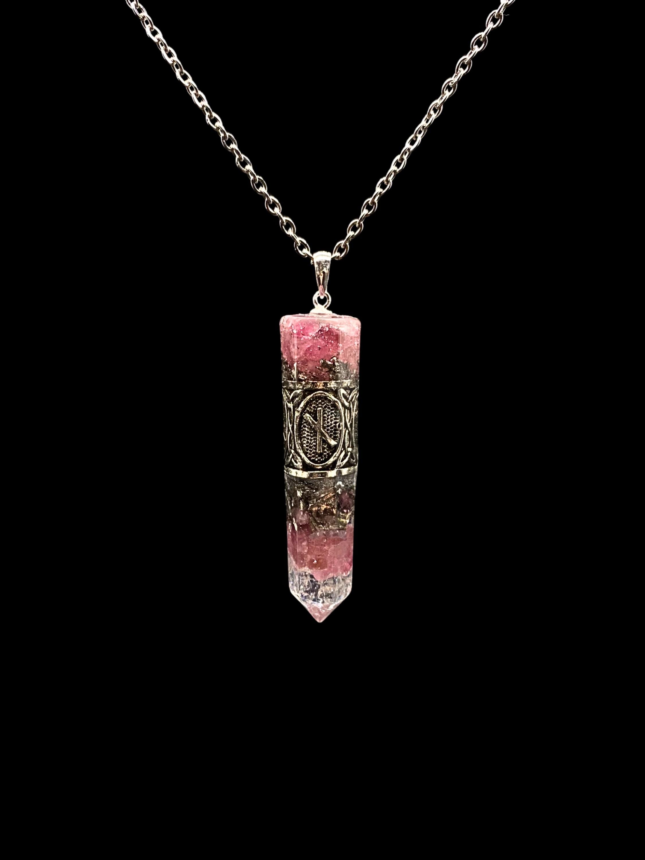Rubbelit Runen Amulett Orgonit Anhänger Mittelalter Schmuck aus rotem Turmalin für emotionale Heilung | Energiebooster Kristall