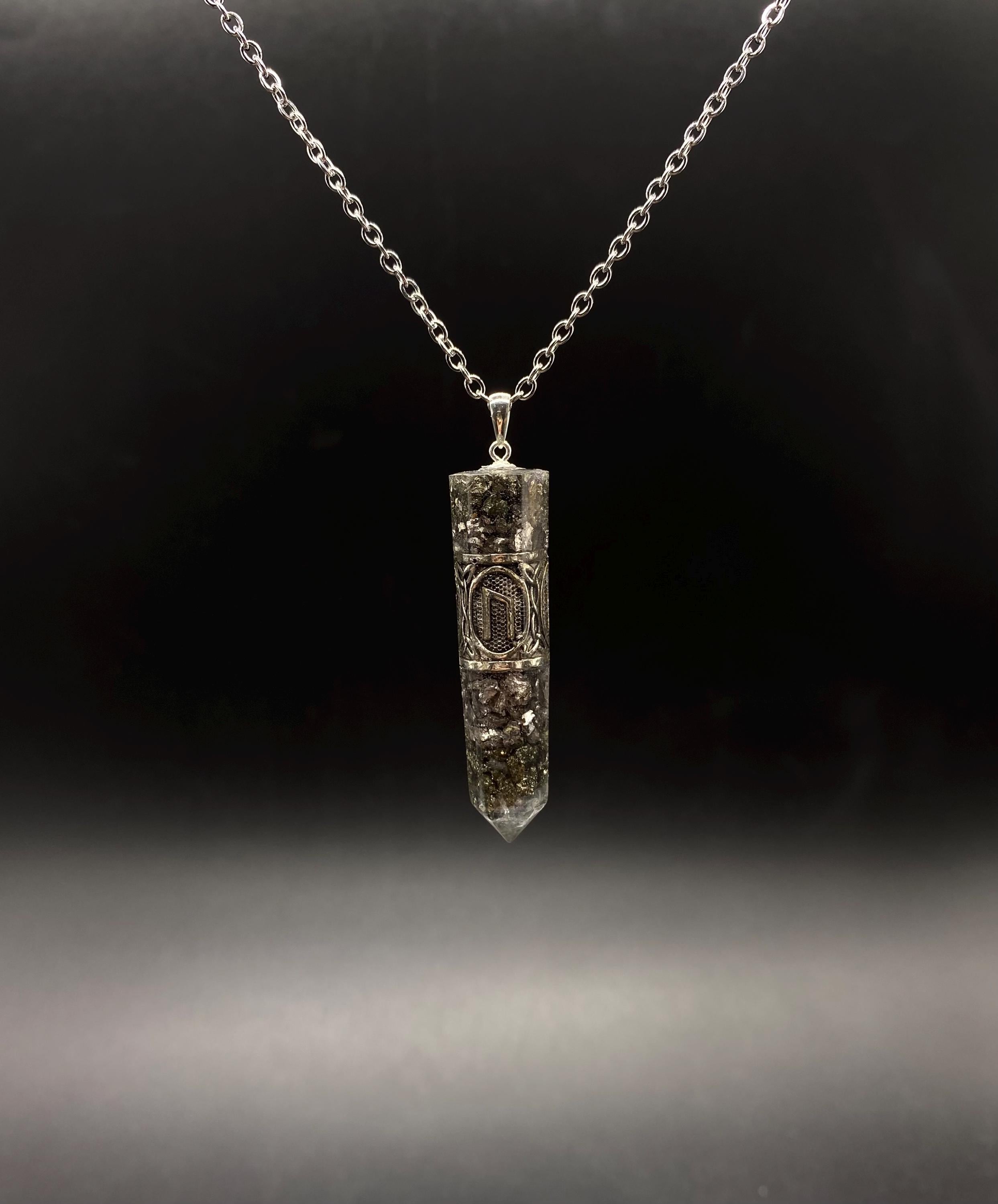 Runen Schutzamulett mit Ankerkette | Nordisches Futhark Orgonit Amulett | Handgefertigter Mittelalter Schmuck mit Edelstein nach Wahl