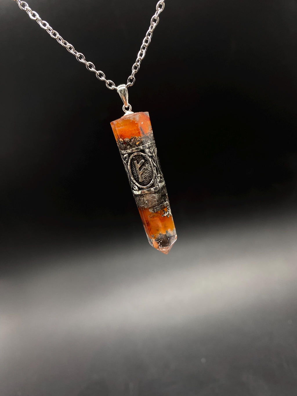 Karneol Runen Anhänger Schutzamulett | Nordisches Futhark Orgonit Amulett | Handgefertigter Mittelalter Schmuck mit Karneol & Bergkristall