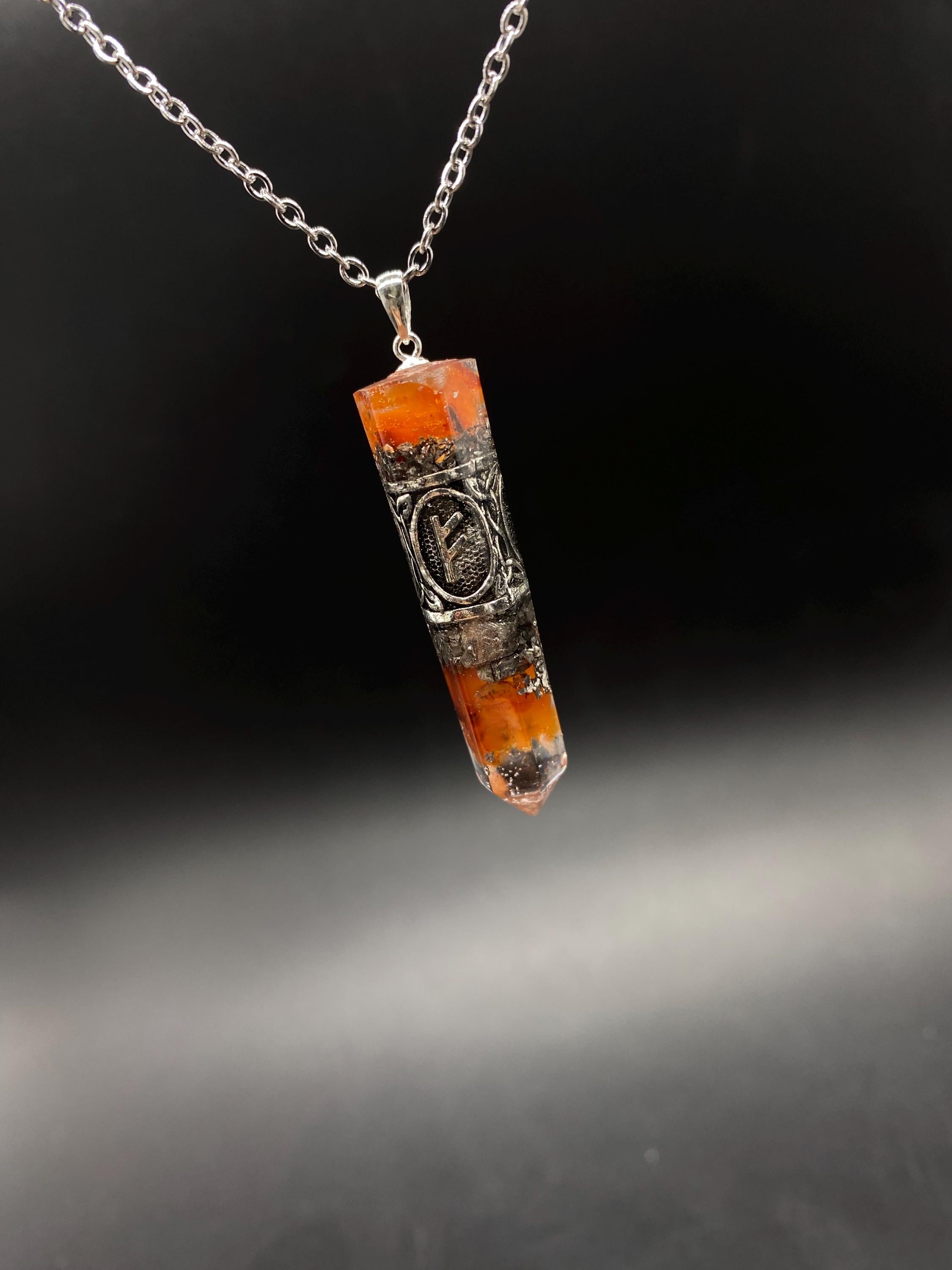 Karneol Runen Anhänger Schutzamulett | Nordisches Futhark Orgonit Amulett | Handgefertigter Mittelalter Schmuck mit Karneol & Bergkristall