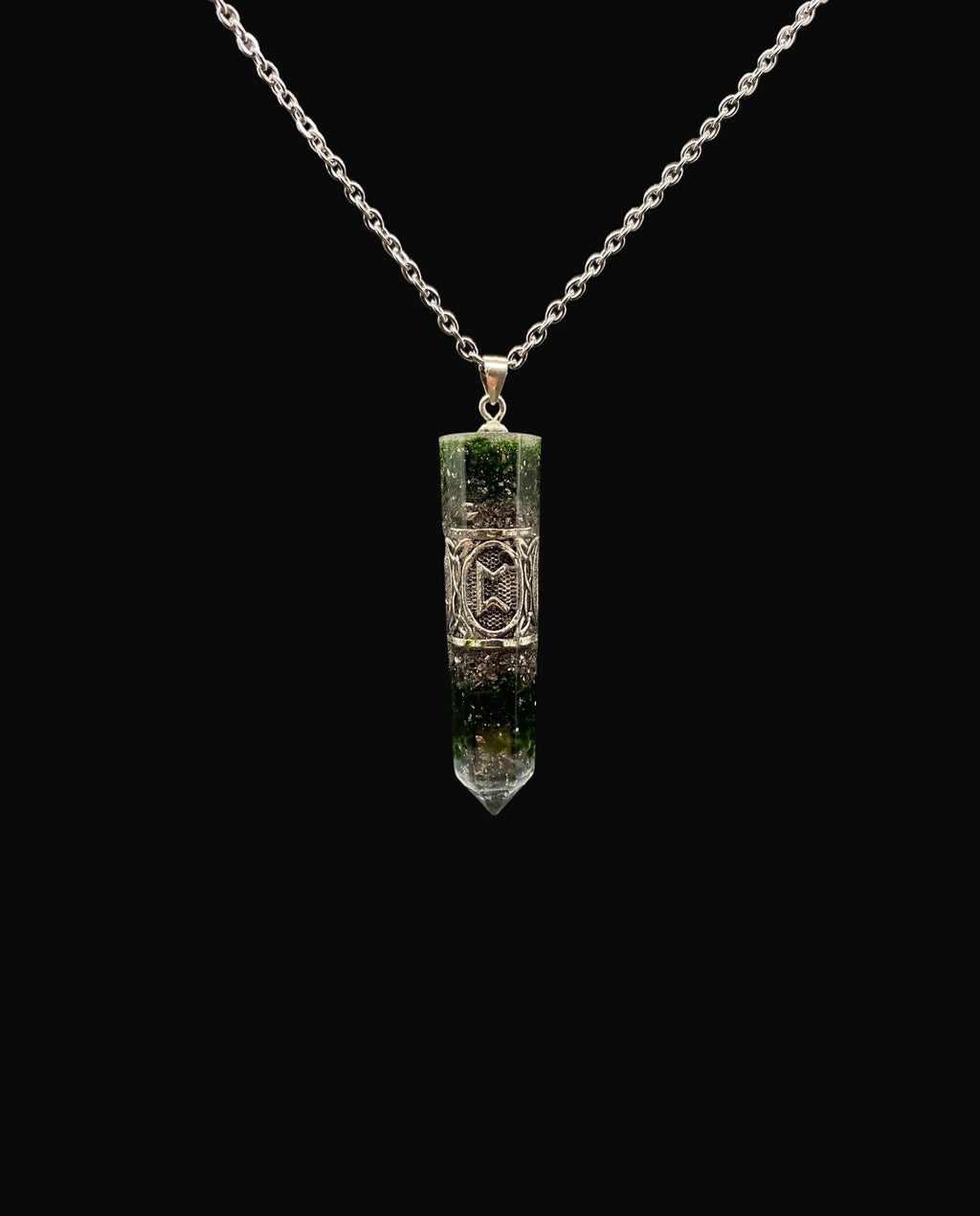 Grüner Sonnenstein Runen Anhänger Schutzamulett | Nordisches Futhark Orgonit Amulett | Handgefertigter Mittelalter Schmuck