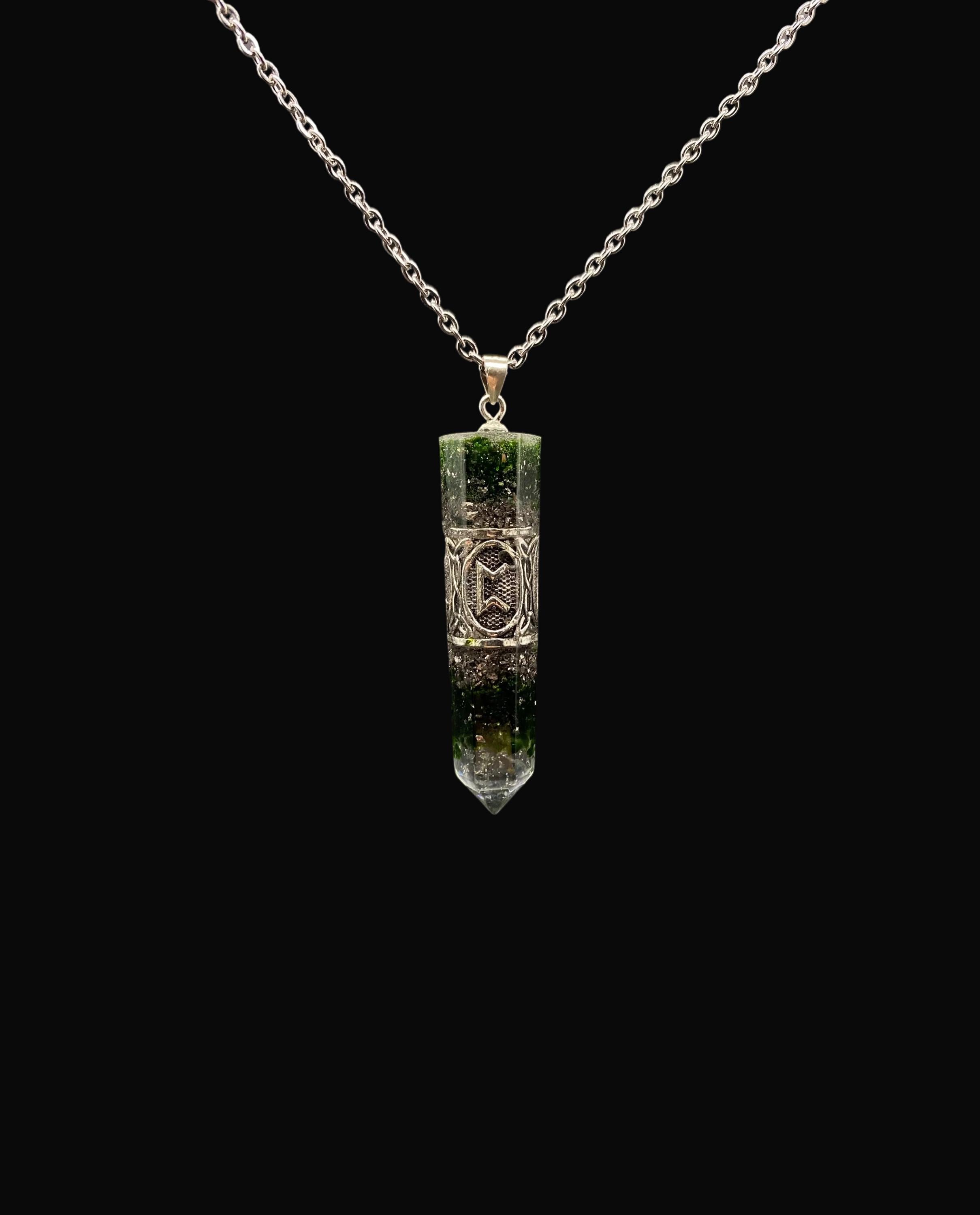 Grüner Sonnenstein Runen Anhänger Schutzamulett | Nordisches Futhark Orgonit Amulett | Handgefertigter Mittelalter Schmuck
