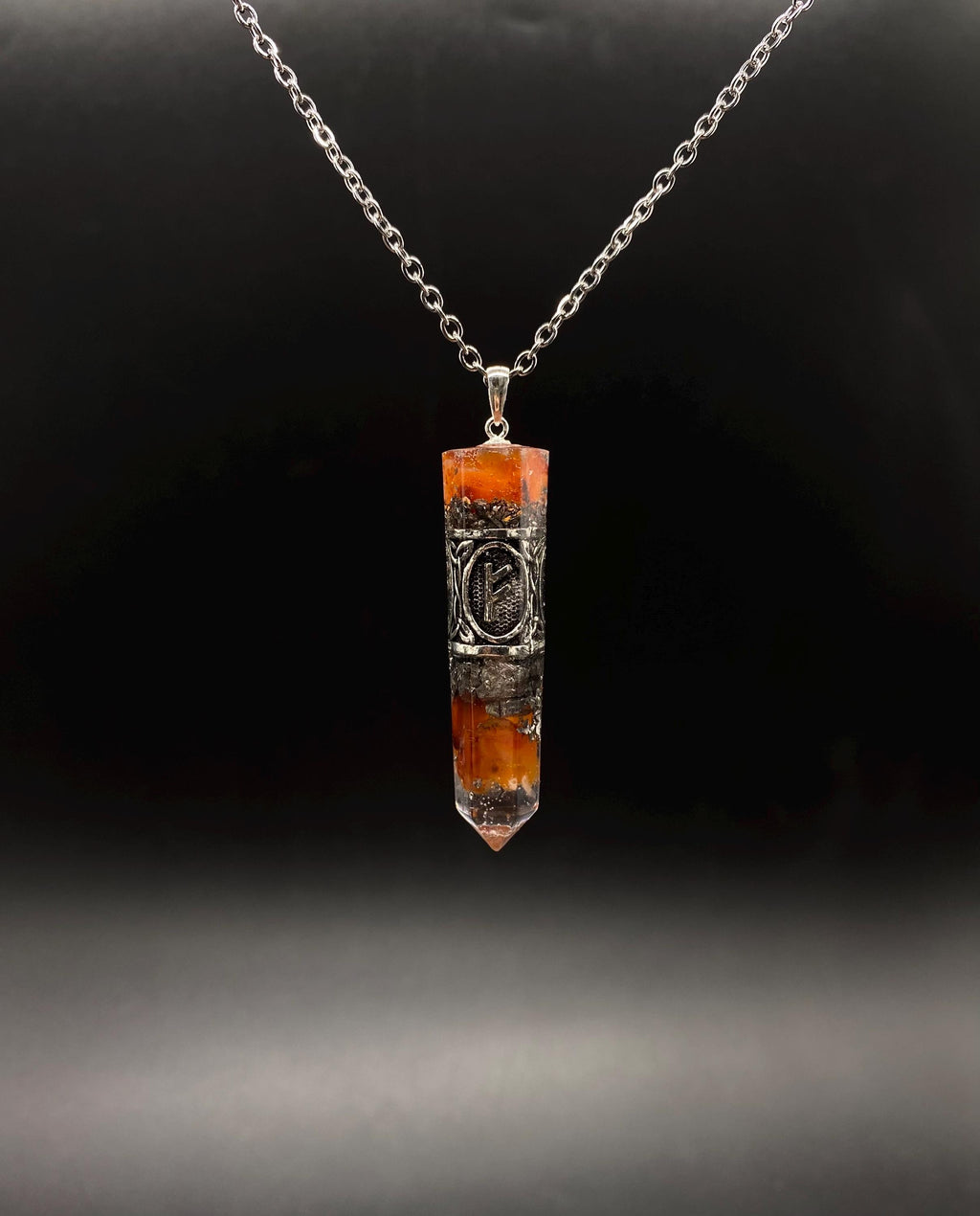Karneol Runen Anhänger Schutzamulett | Nordisches Futhark Orgonit Amulett | Handgefertigter Mittelalter Schmuck mit Karneol & Bergkristall