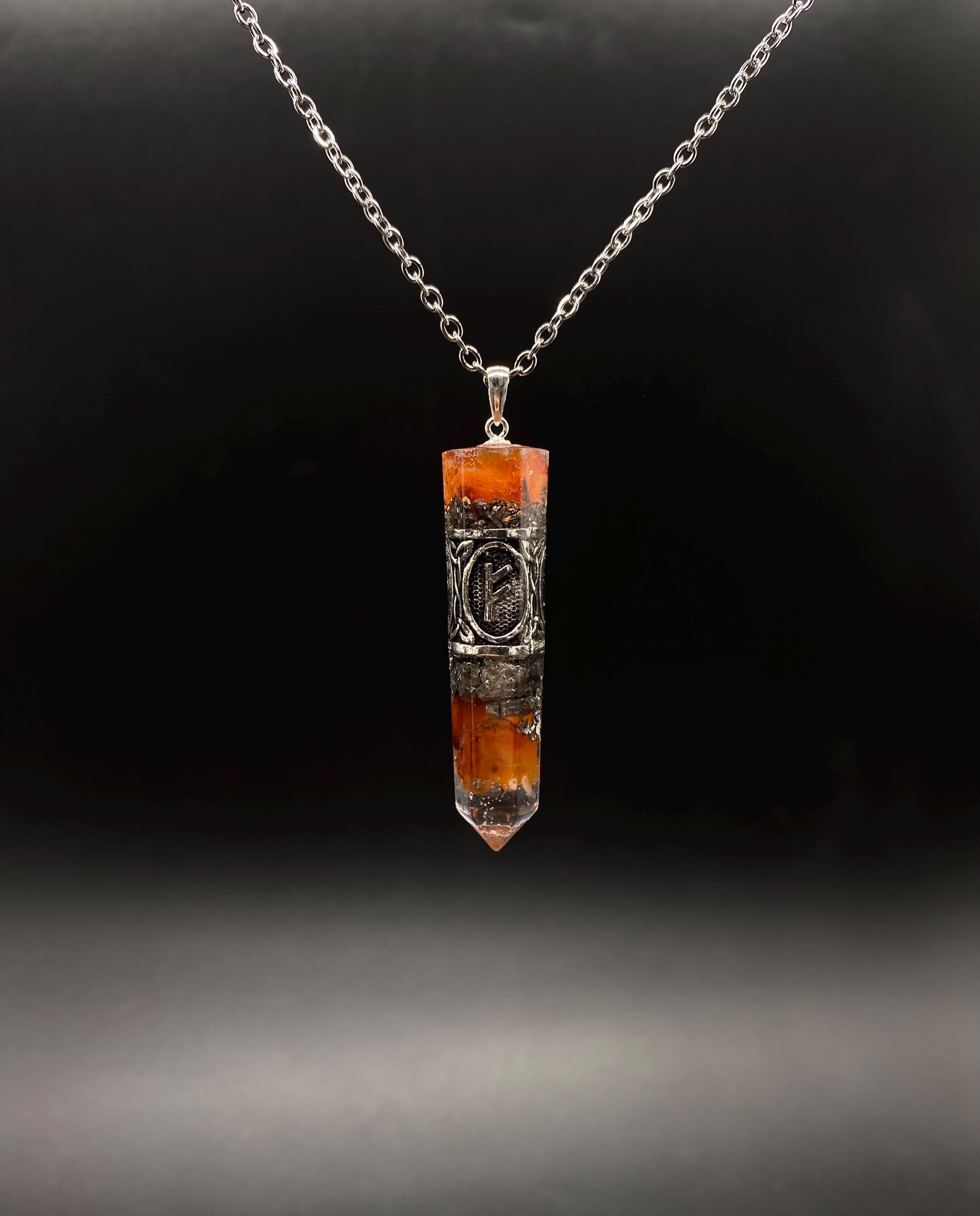 Karneol Runen Anhänger Schutzamulett | Nordisches Futhark Orgonit Amulett | Handgefertigter Mittelalter Schmuck mit Karneol & Bergkristall