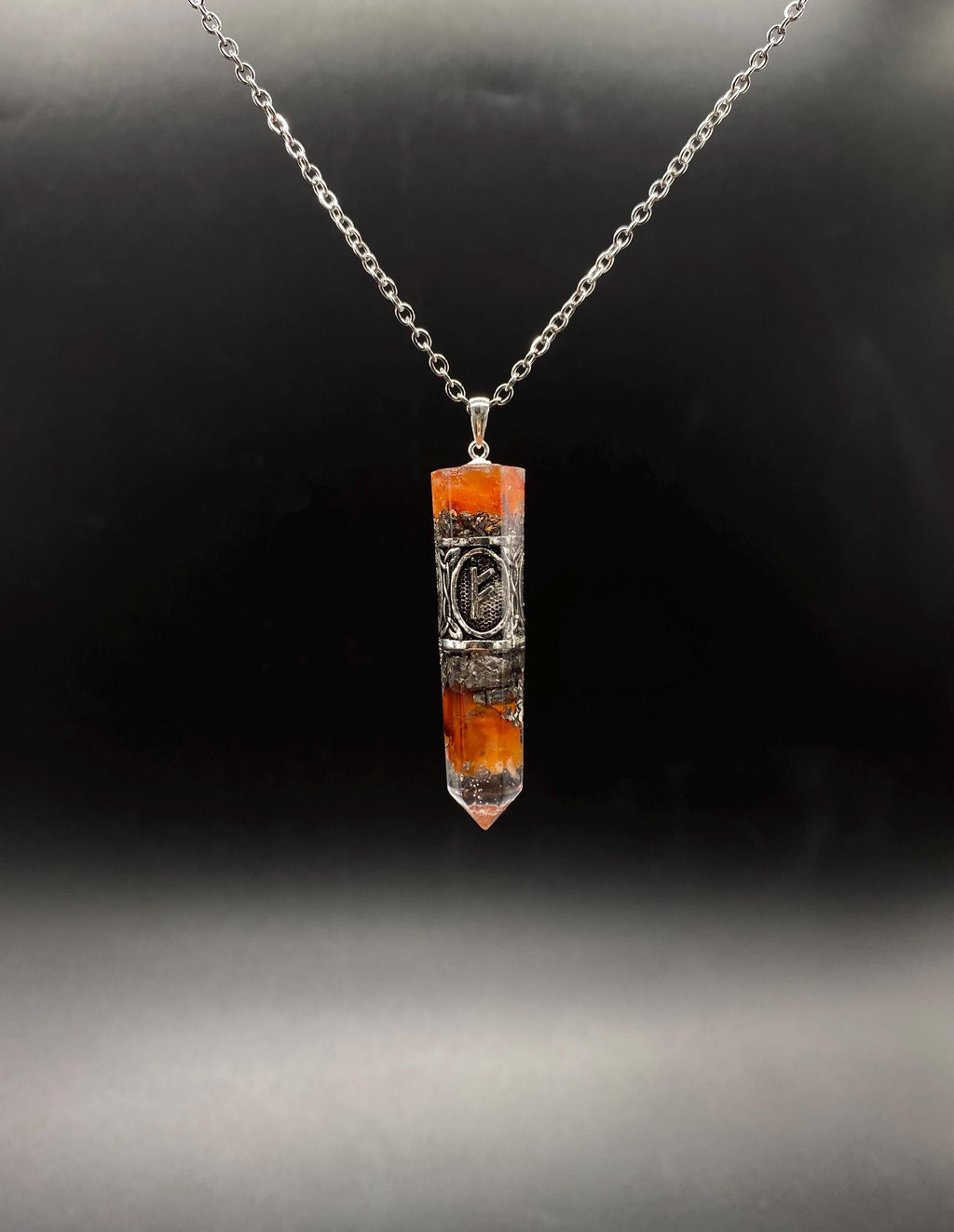 Karneol Runen Anhänger Schutzamulett | Nordisches Futhark Orgonit Amulett | Handgefertigter Mittelalter Schmuck mit Karneol & Bergkristall