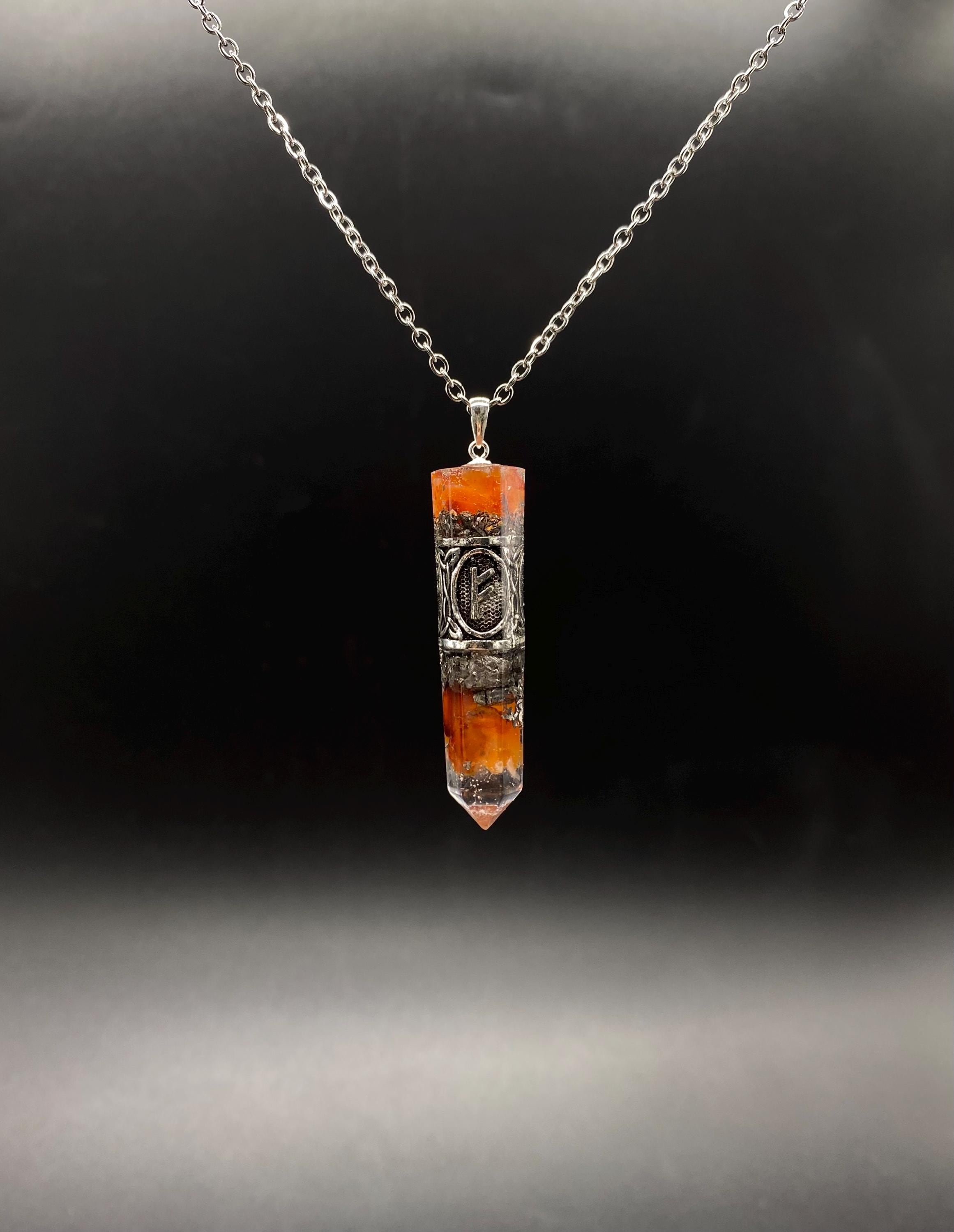 Karneol Runen Anhänger Schutzamulett | Nordisches Futhark Orgonit Amulett | Handgefertigter Mittelalter Schmuck mit Karneol & Bergkristall