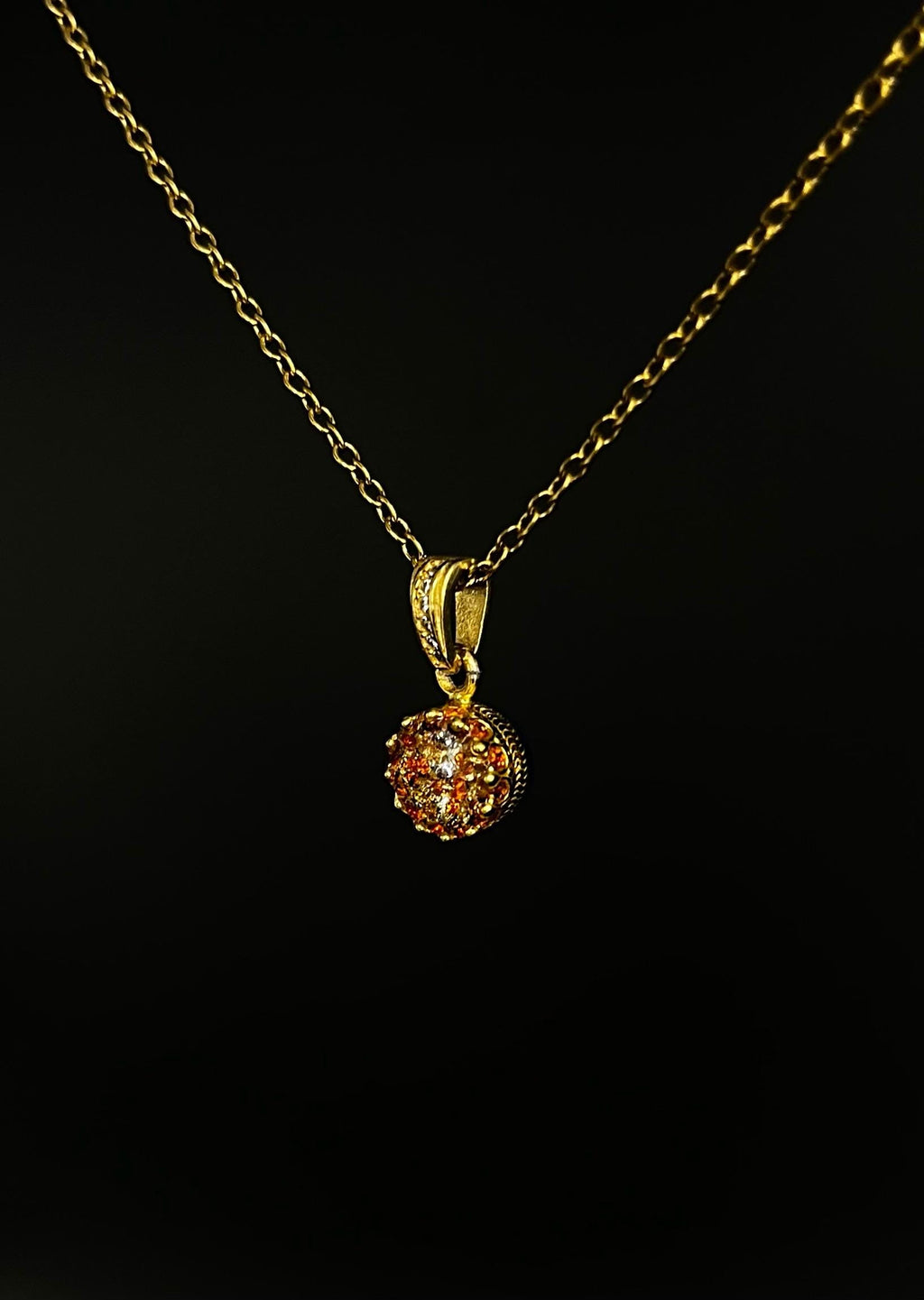 Königlicher Goldanhänger mit Mandarin Brillianten und Diamanten in Epoxidharz – edel, einzigartig & handgefertigt (8 mm)