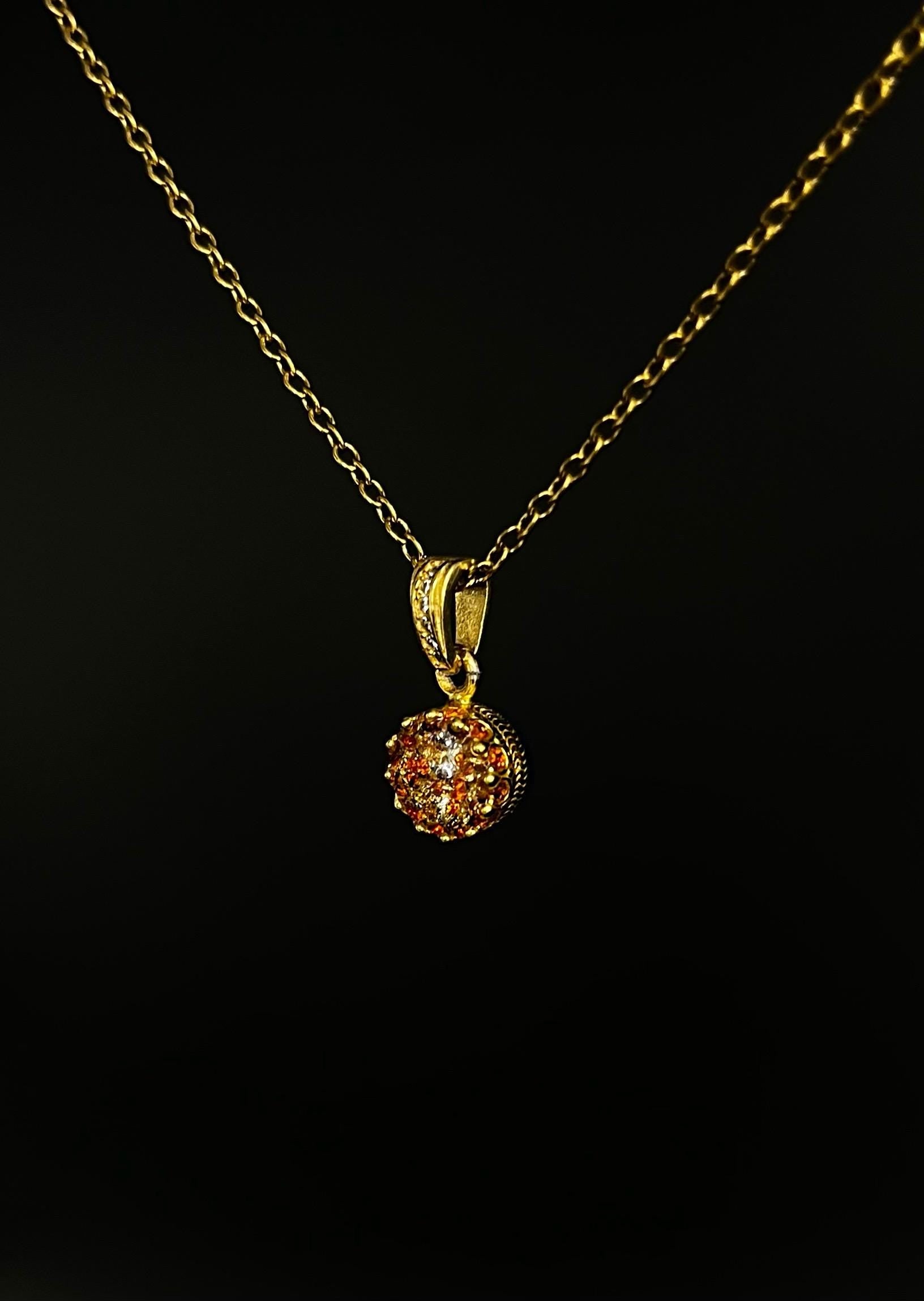 Königlicher Goldanhänger mit Mandarin Brillianten und Diamanten in Epoxidharz – edel, einzigartig & handgefertigt (8 mm)