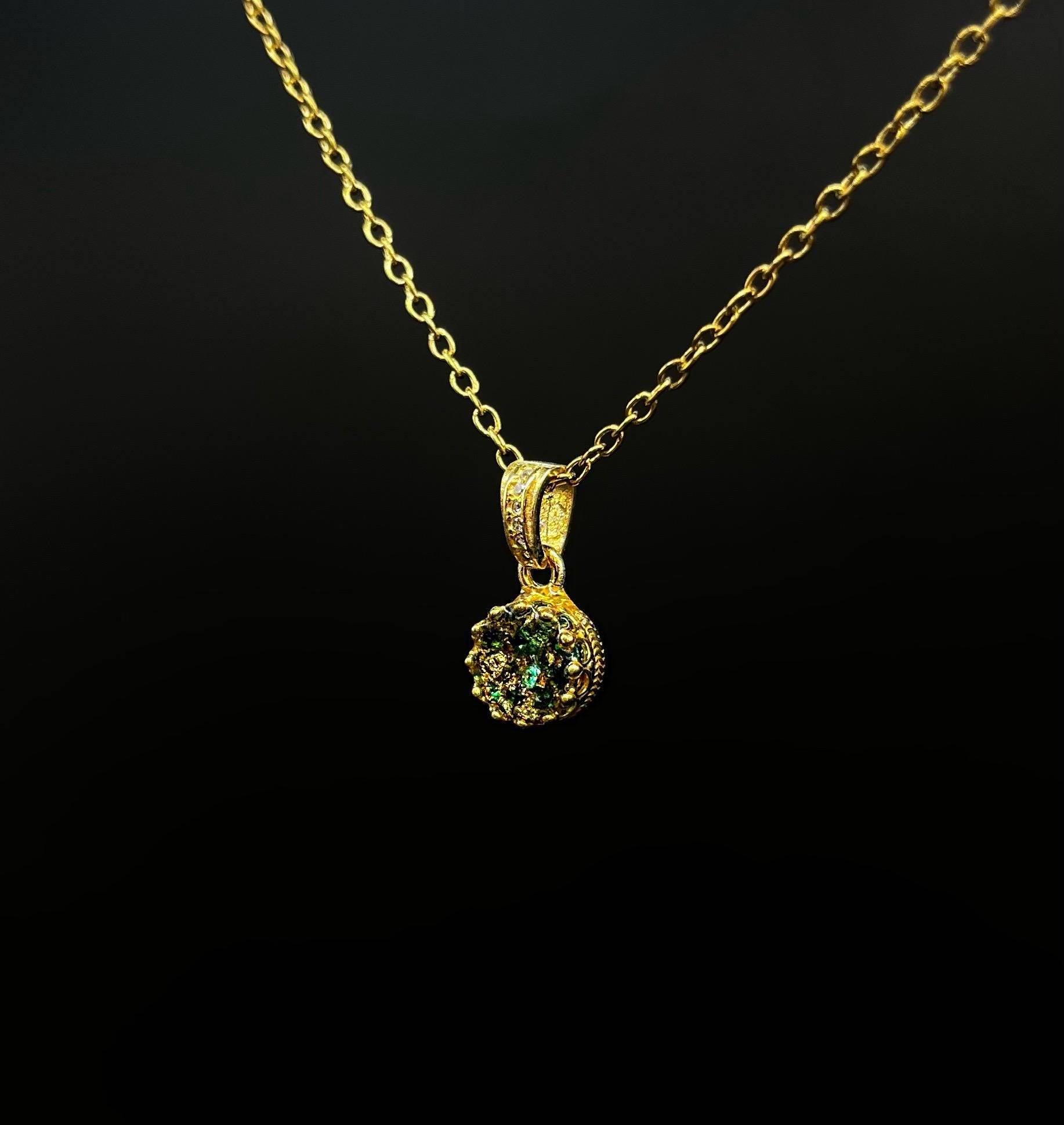 Königlicher Goldanhänger mit Smaragd Brillianten und Diamanten in Epoxidharz – edel, einzigartig & handgefertigt (8 mm)