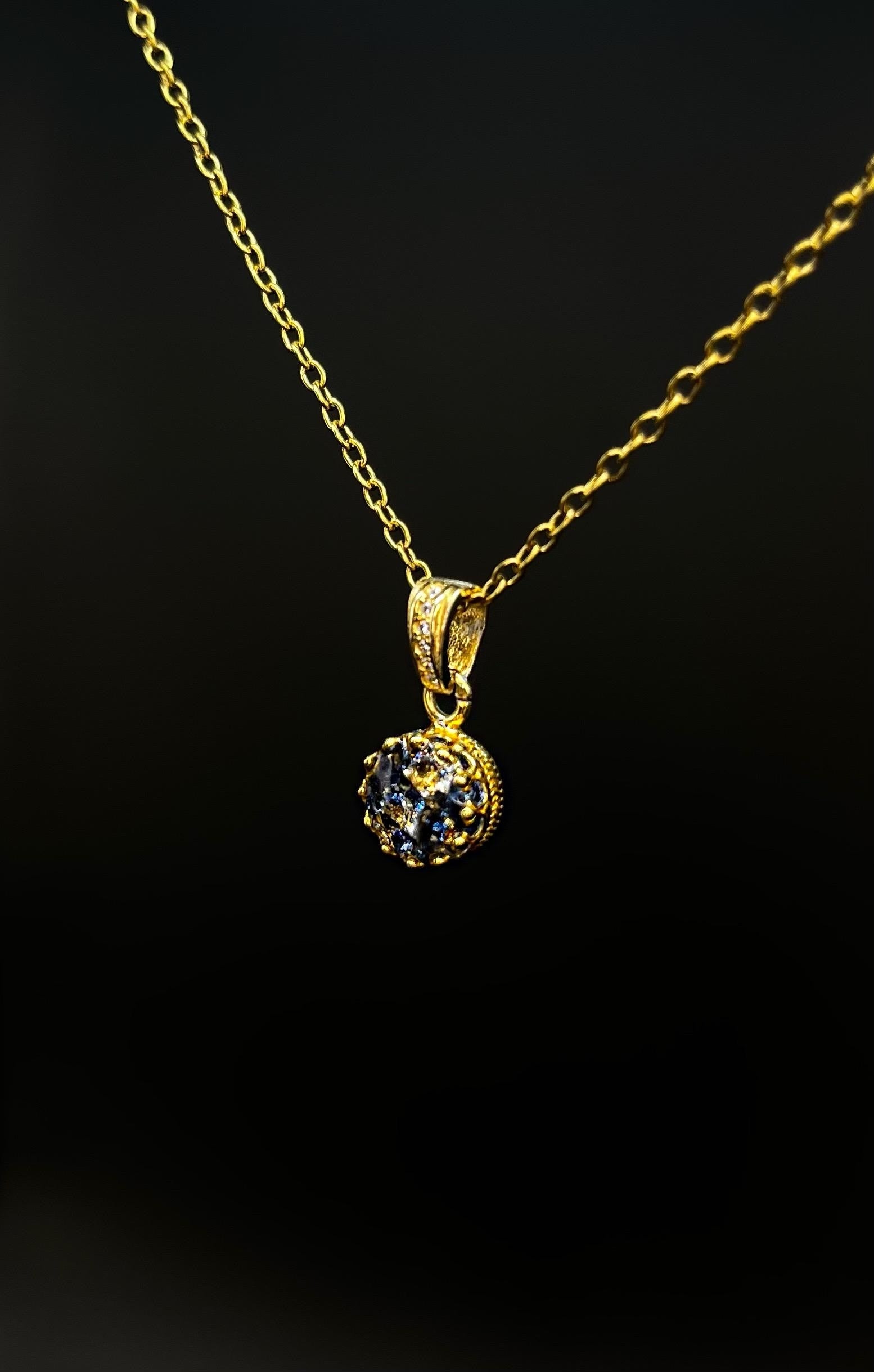 Königlicher Goldanhänger mit Tansanit Brillianten und Diamanten in Epoxidharz – edel, einzigartig & handgefertigt (8 mm)