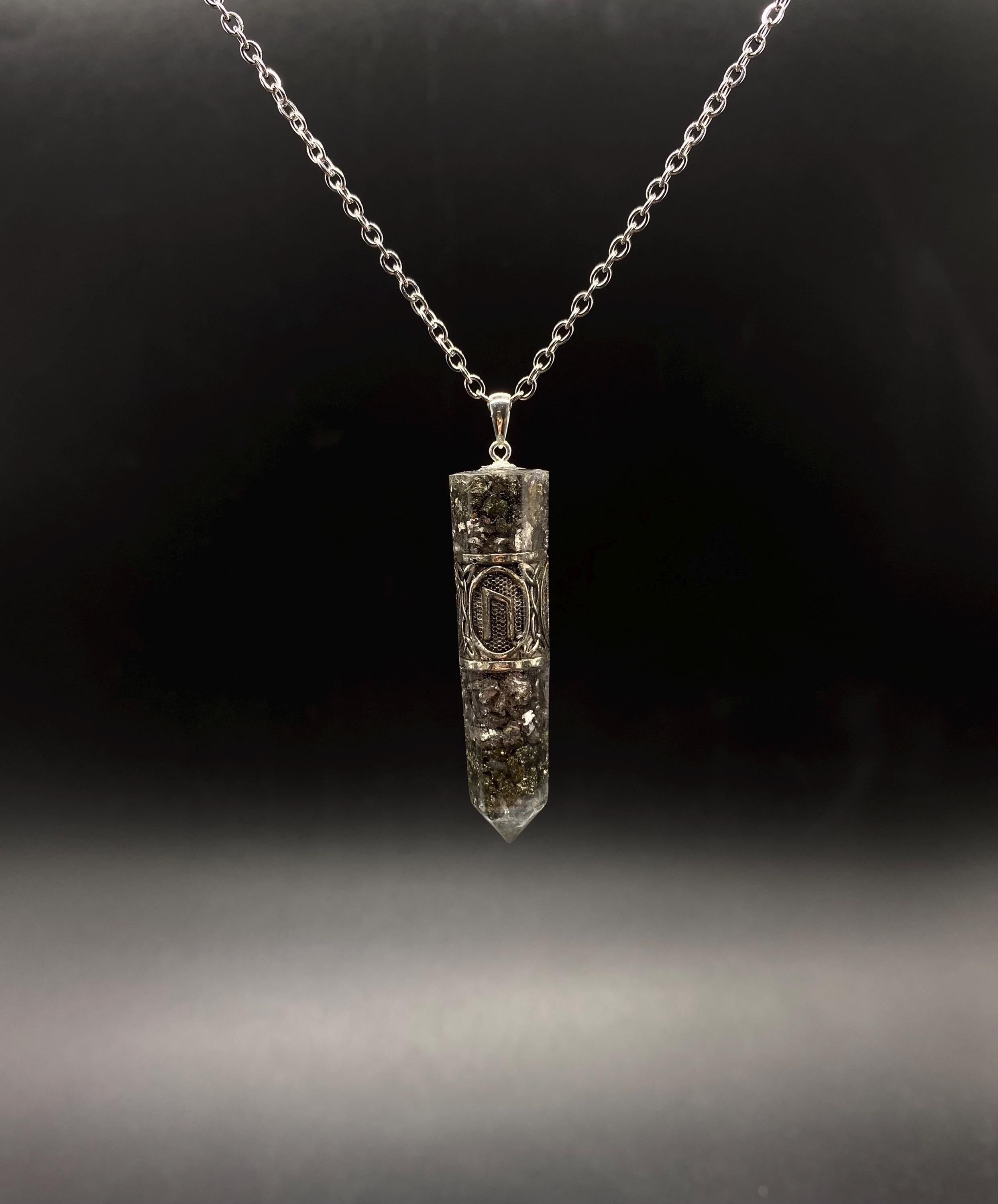 Pyrit Runen Anhänger Schutzamulett | Nordisches Futhark Orgonit Amulett | Handgefertigter Mittelalter Schmuck mit Pyrit & Bergkristall
