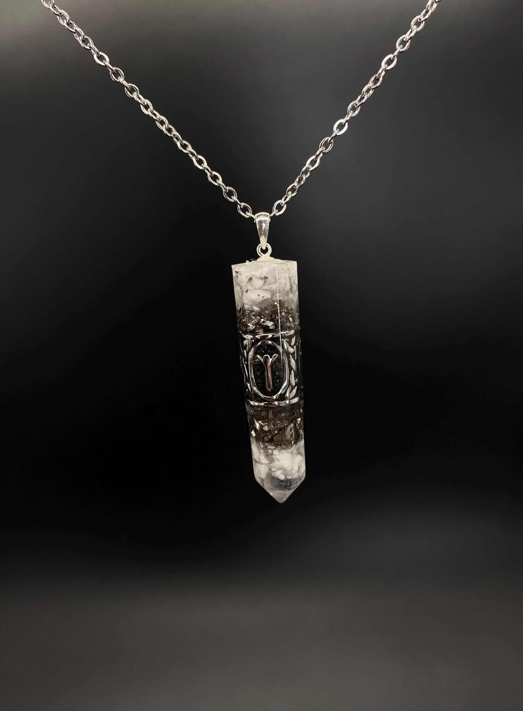 Nordisch Anhänger Schutzamulett | Runen Futhark Orgonit Amulett | Handgefertigter Mittelalter Schmuck aus Magnesit und Bergkristall