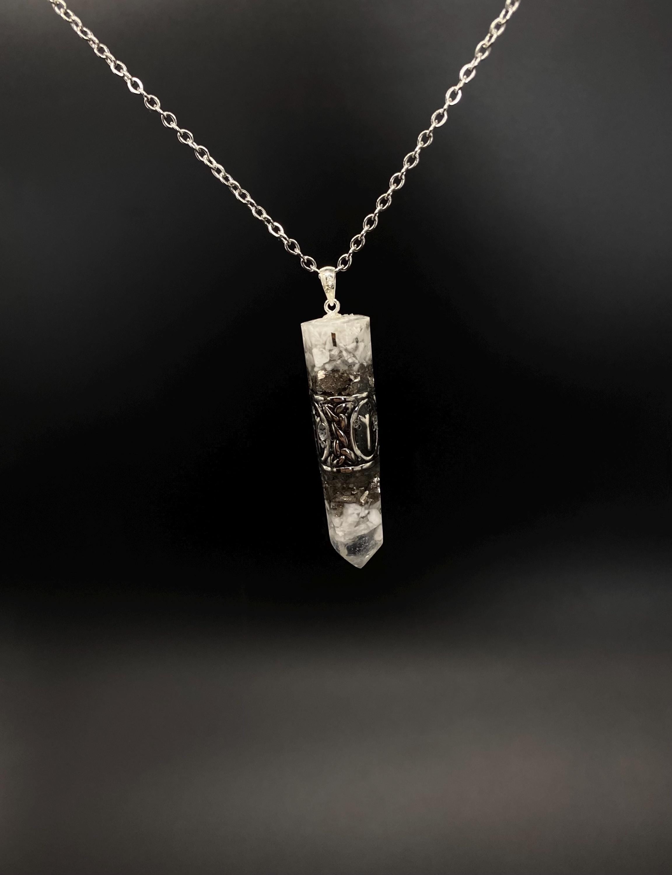 Nordisch Anhänger Schutzamulett | Runen Futhark Orgonit Amulett | Handgefertigter Mittelalter Schmuck aus Magnesit und Bergkristall