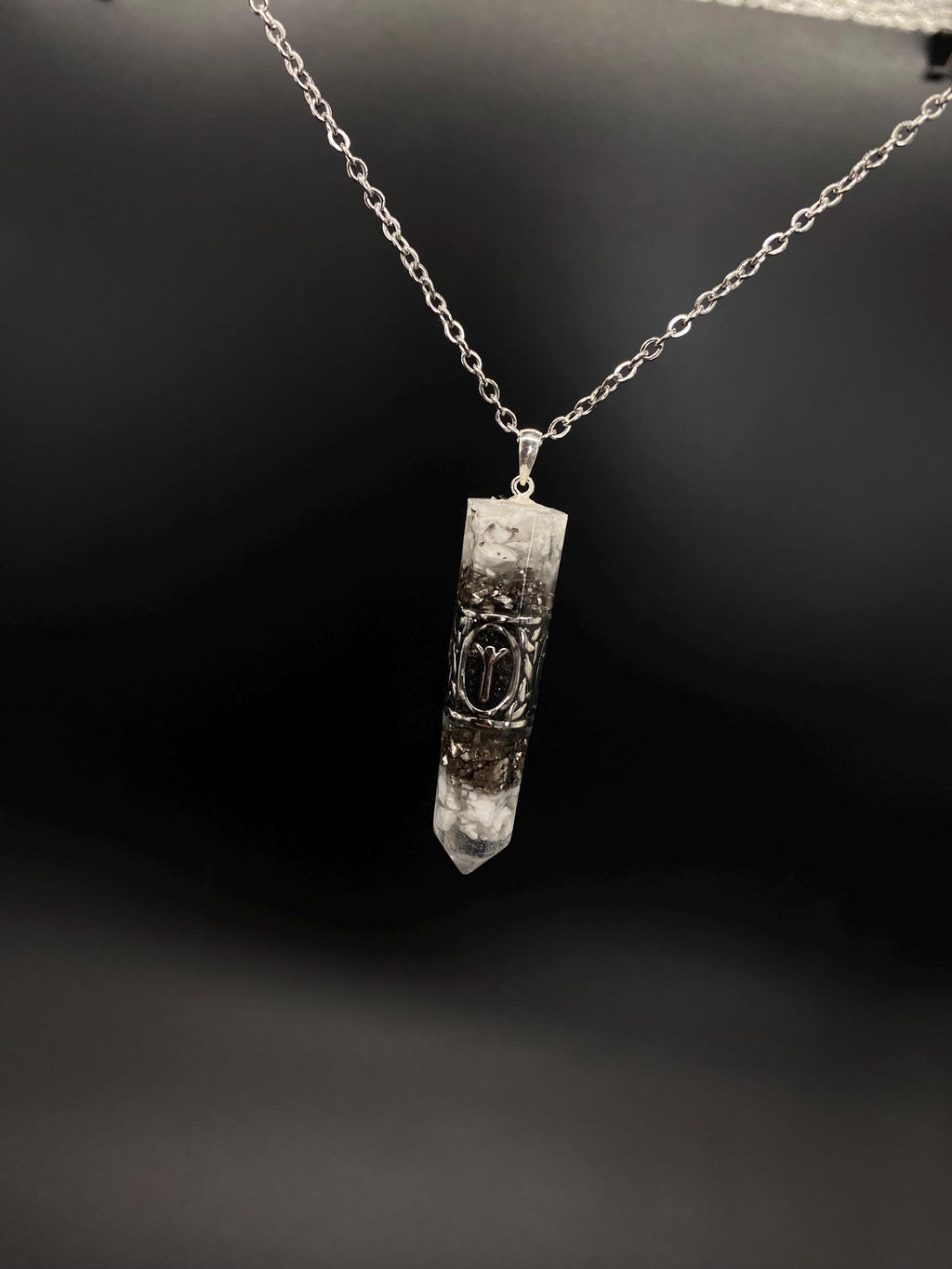 Nordisch Anhänger Schutzamulett | Runen Futhark Orgonit Amulett | Handgefertigter Mittelalter Schmuck aus Magnesit und Bergkristall