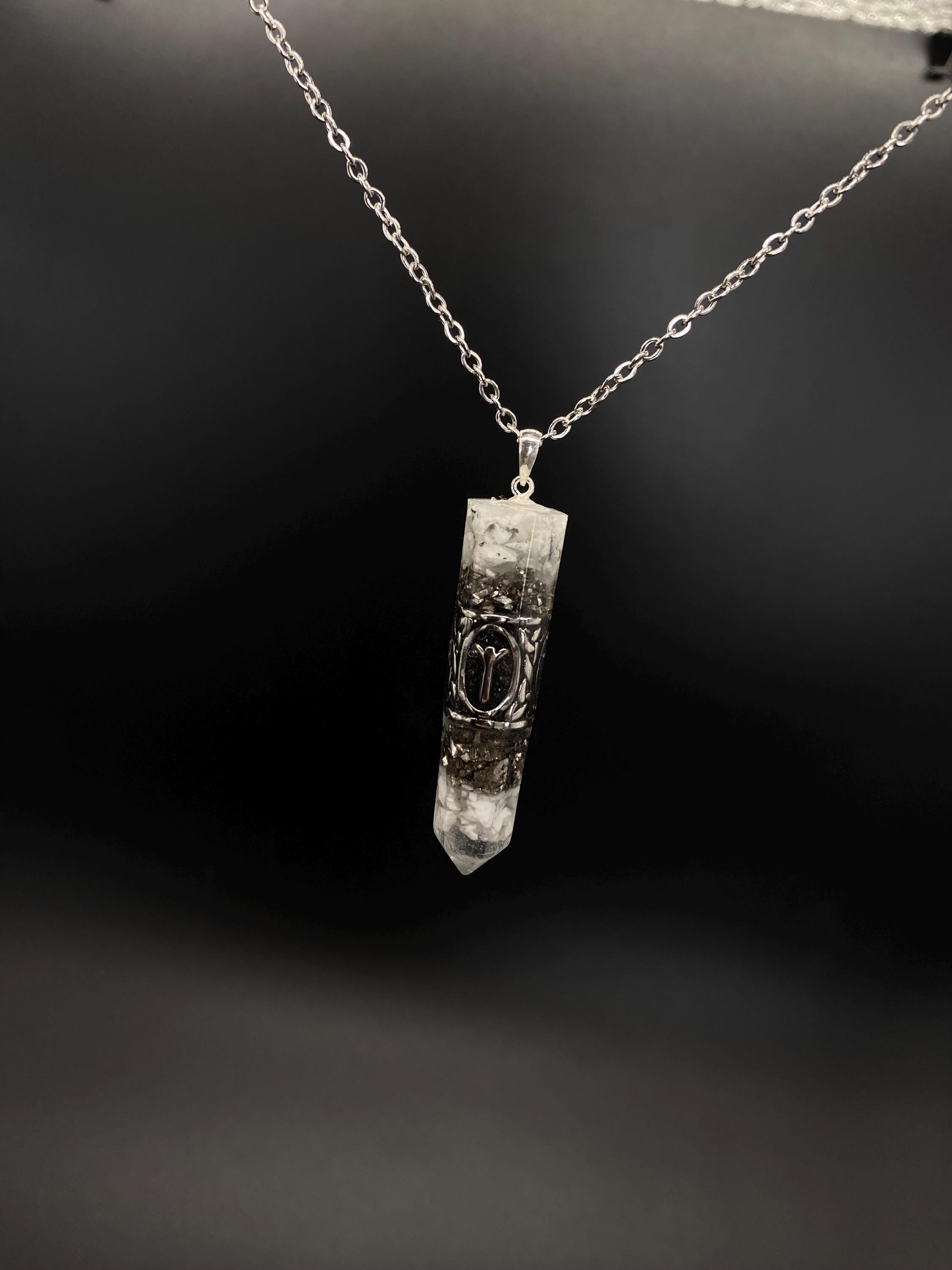 Nordisch Anhänger Schutzamulett | Runen Futhark Orgonit Amulett | Handgefertigter Mittelalter Schmuck aus Magnesit und Bergkristall