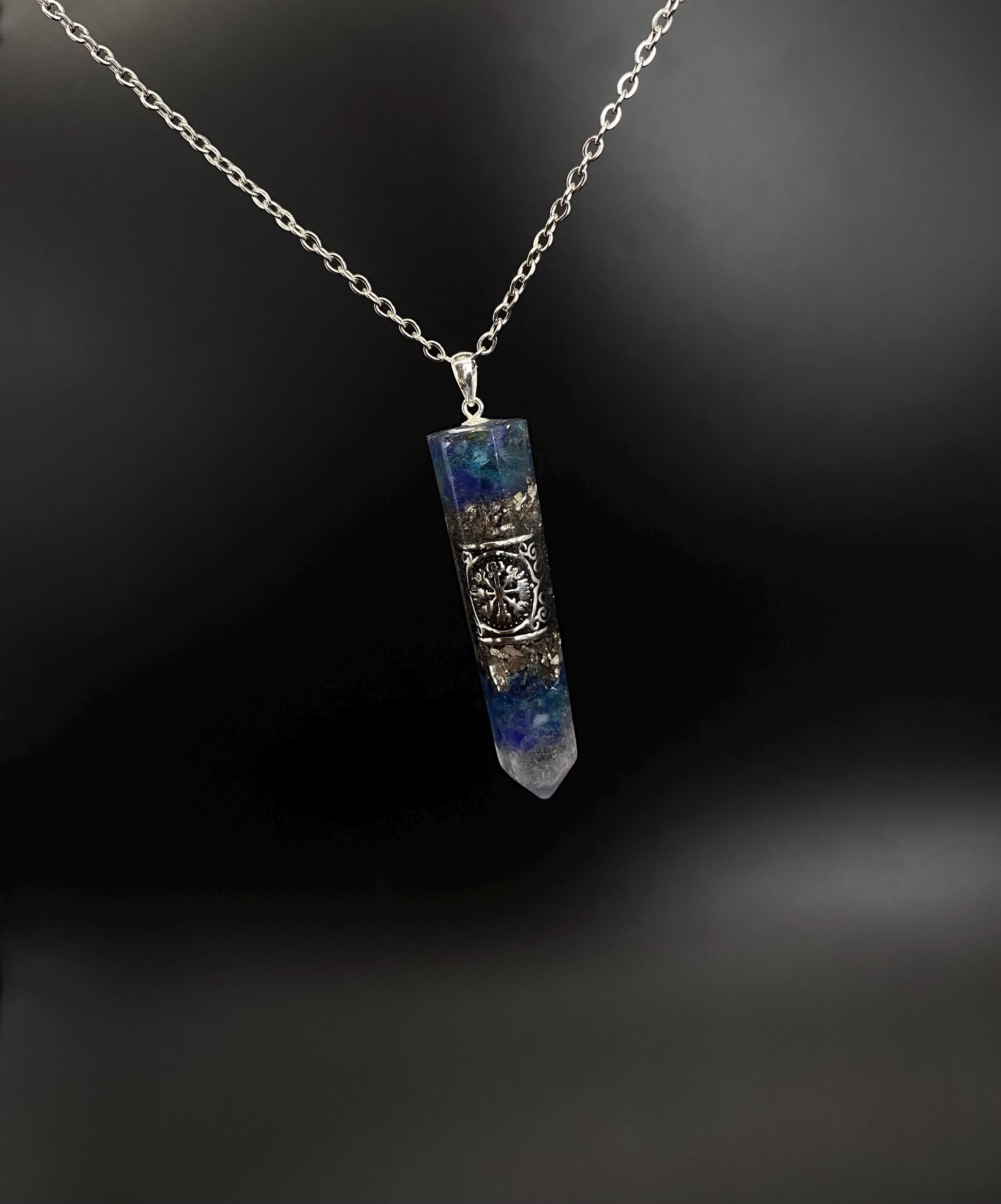 Vegvísir Runen Orgonit Amulett mit Sodalith, Apatit, Bergkristall & Silber für | Schutzamulett und Wikingerschmuck | Nordischer Schmuck