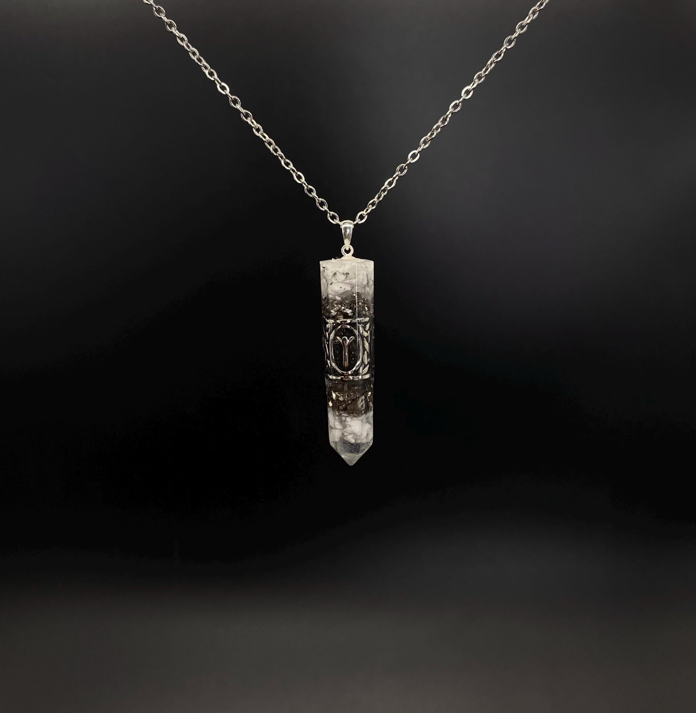 Nordisch Anhänger Schutzamulett | Runen Futhark Orgonit Amulett | Handgefertigter Mittelalter Schmuck aus Magnesit und Bergkristall